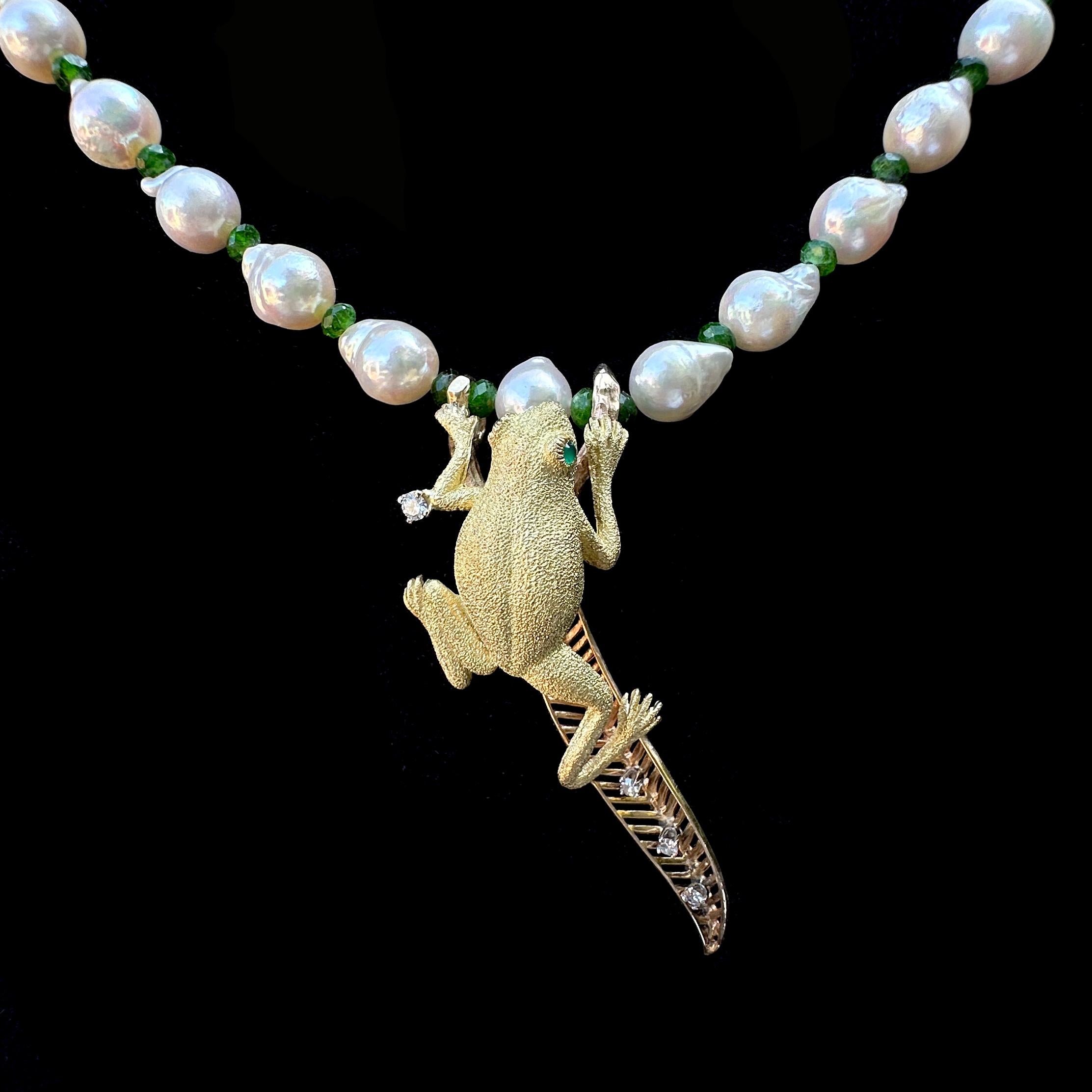 18K Frog Climbing on a 14K Leaf Hanging from a Necklace of Baroque Akoya Pearls en venta 2