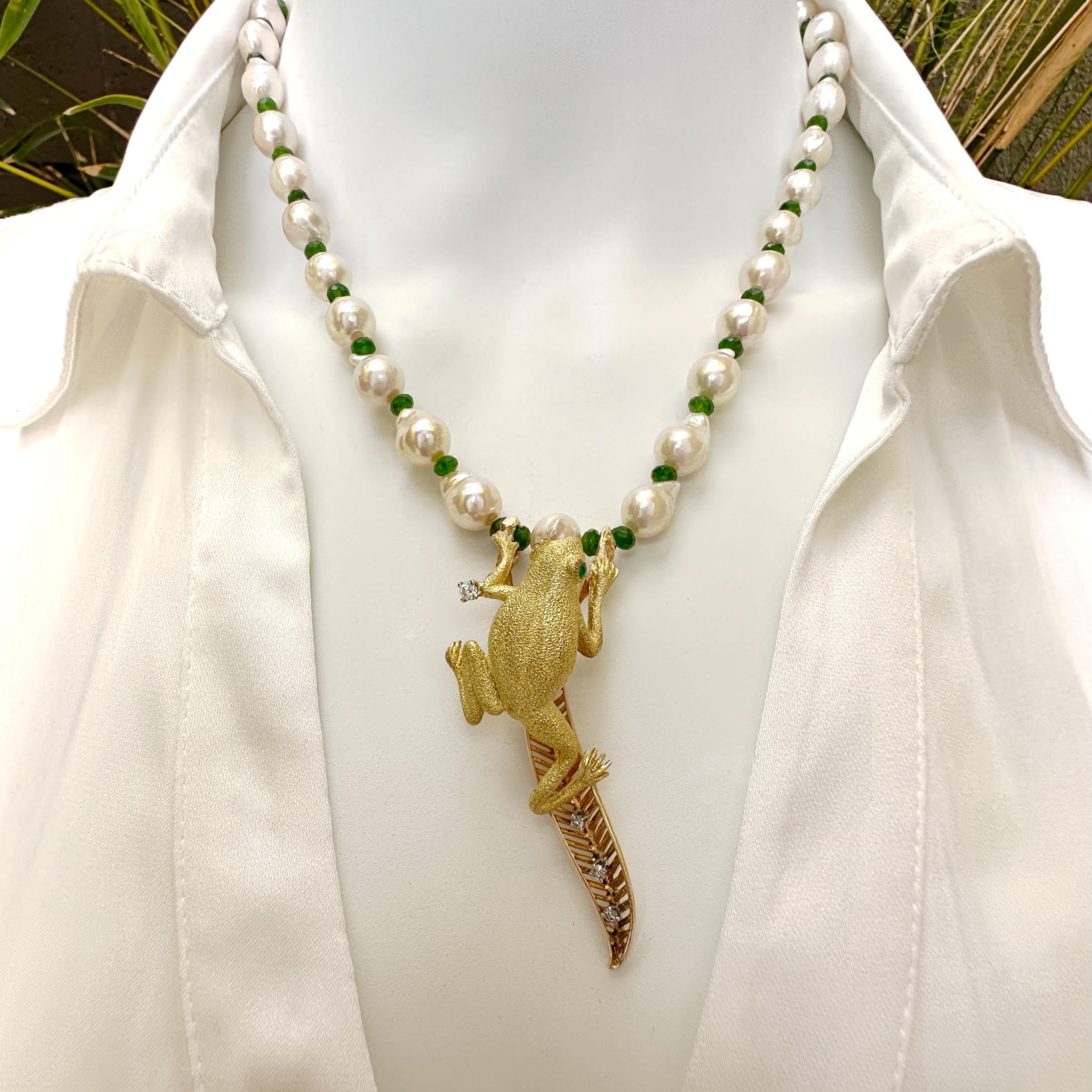 18K Frog Climbing on a 14K Leaf Hanging from a Necklace of Baroque Akoya Pearls en venta 3