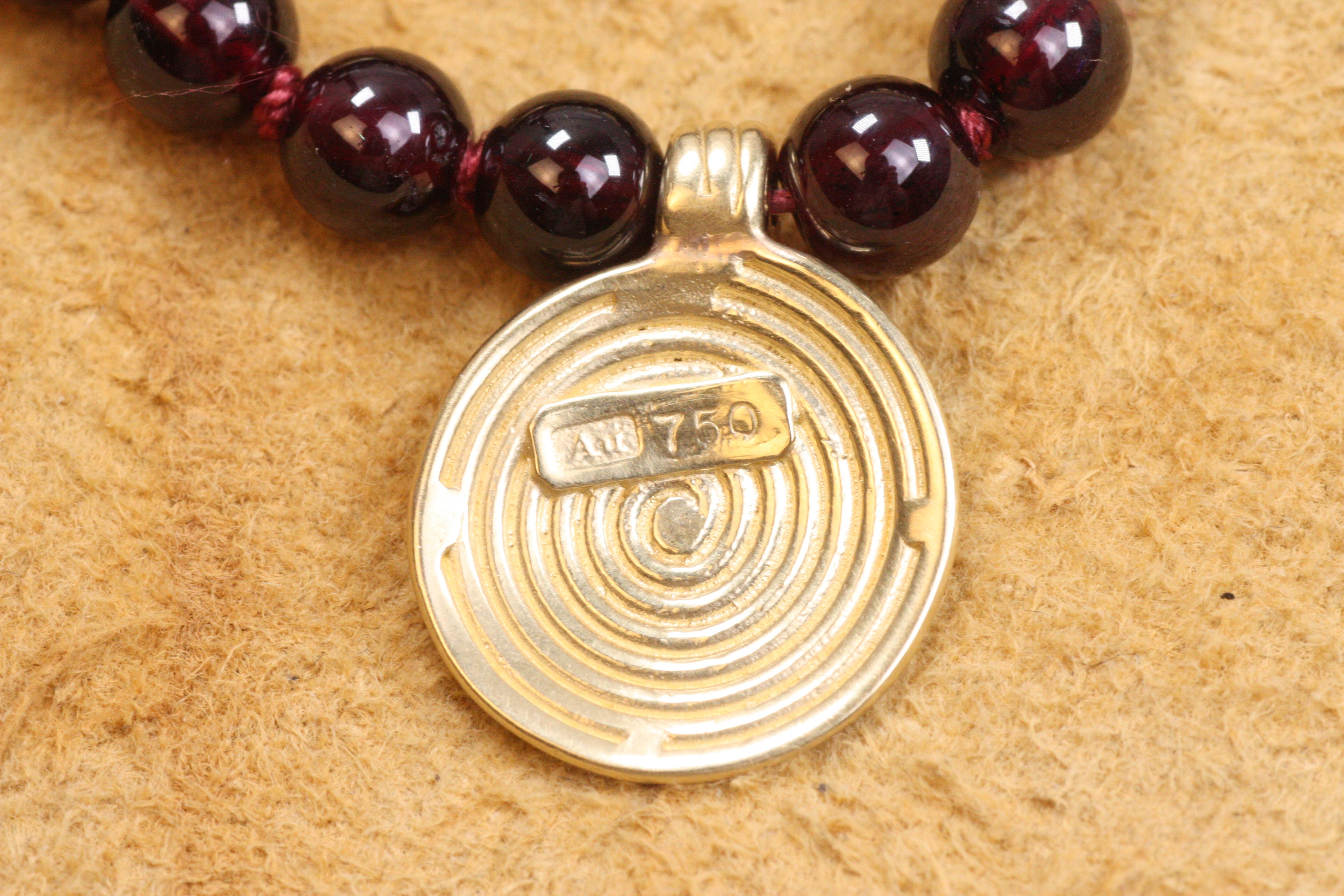 18K Garnet Scarab Sun Disc Necklace – Egyptian Revival, Garnet, Yellow Gold For Sale 6