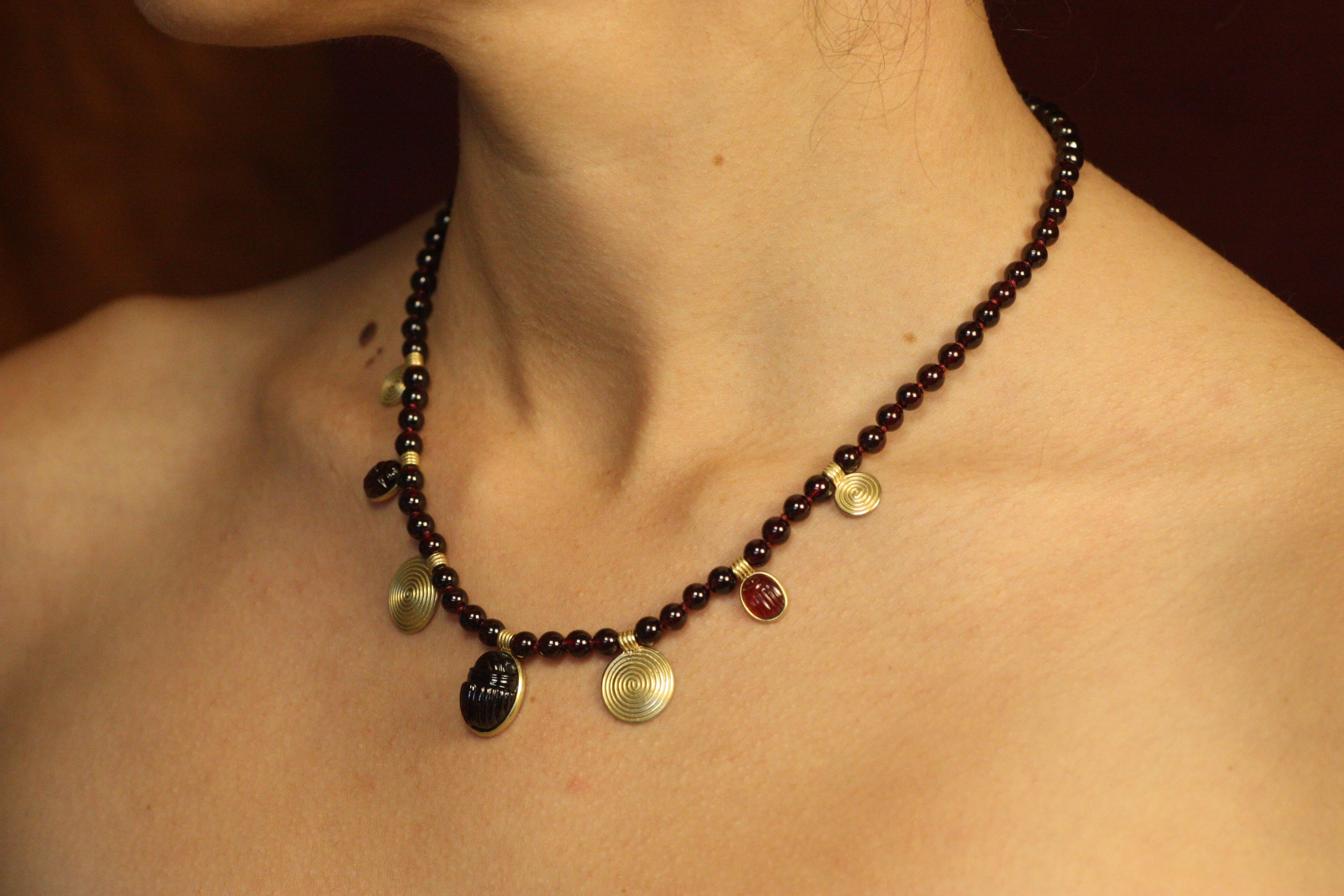 18K Garnet Scarab Sun Disc Necklace – Egyptian Revival, Garnet, Yellow Gold For Sale 8