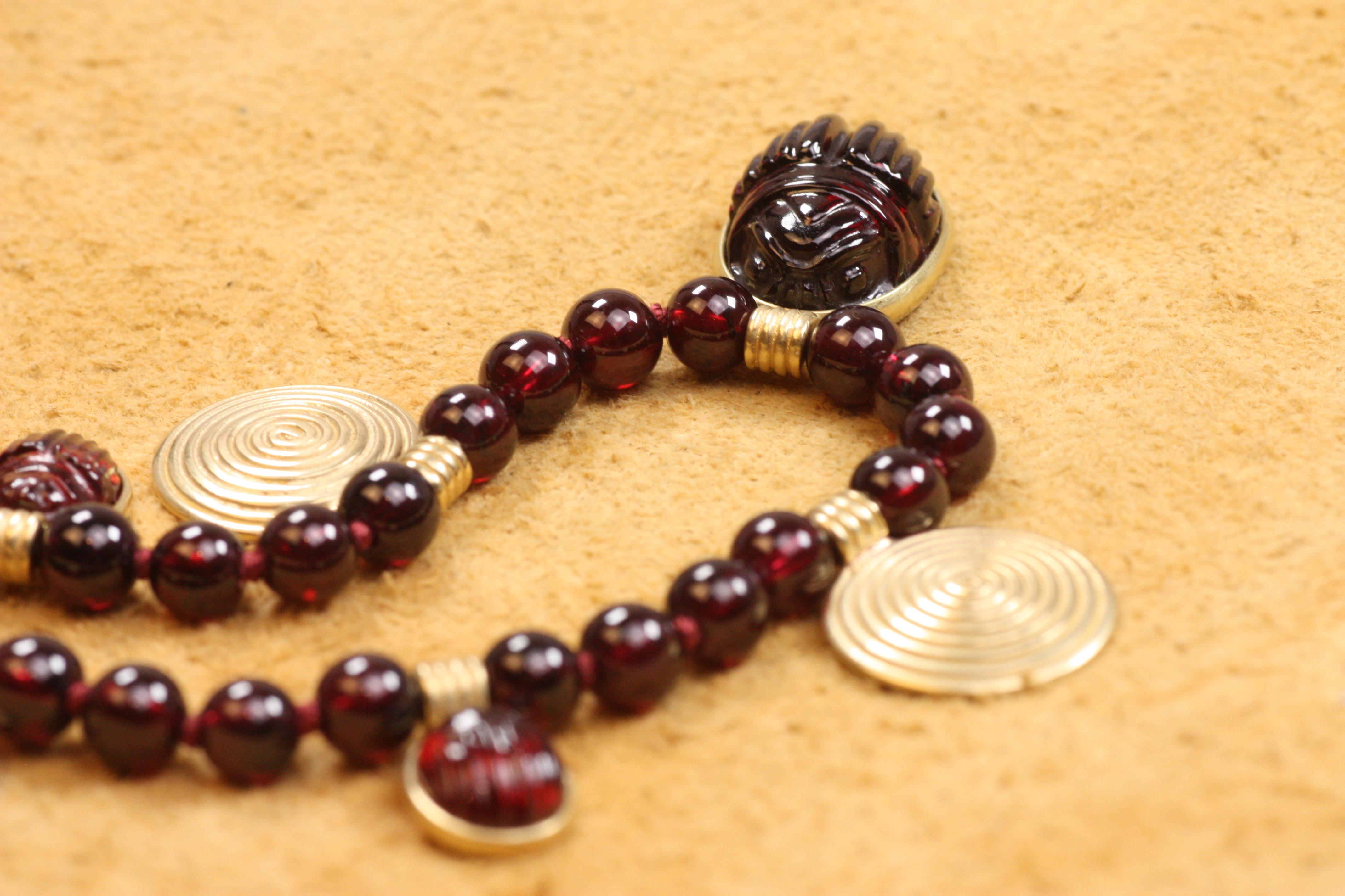 18K Garnet Scarab Sun Disc Necklace – Egyptian Revival, Garnet, Yellow Gold For Sale 2