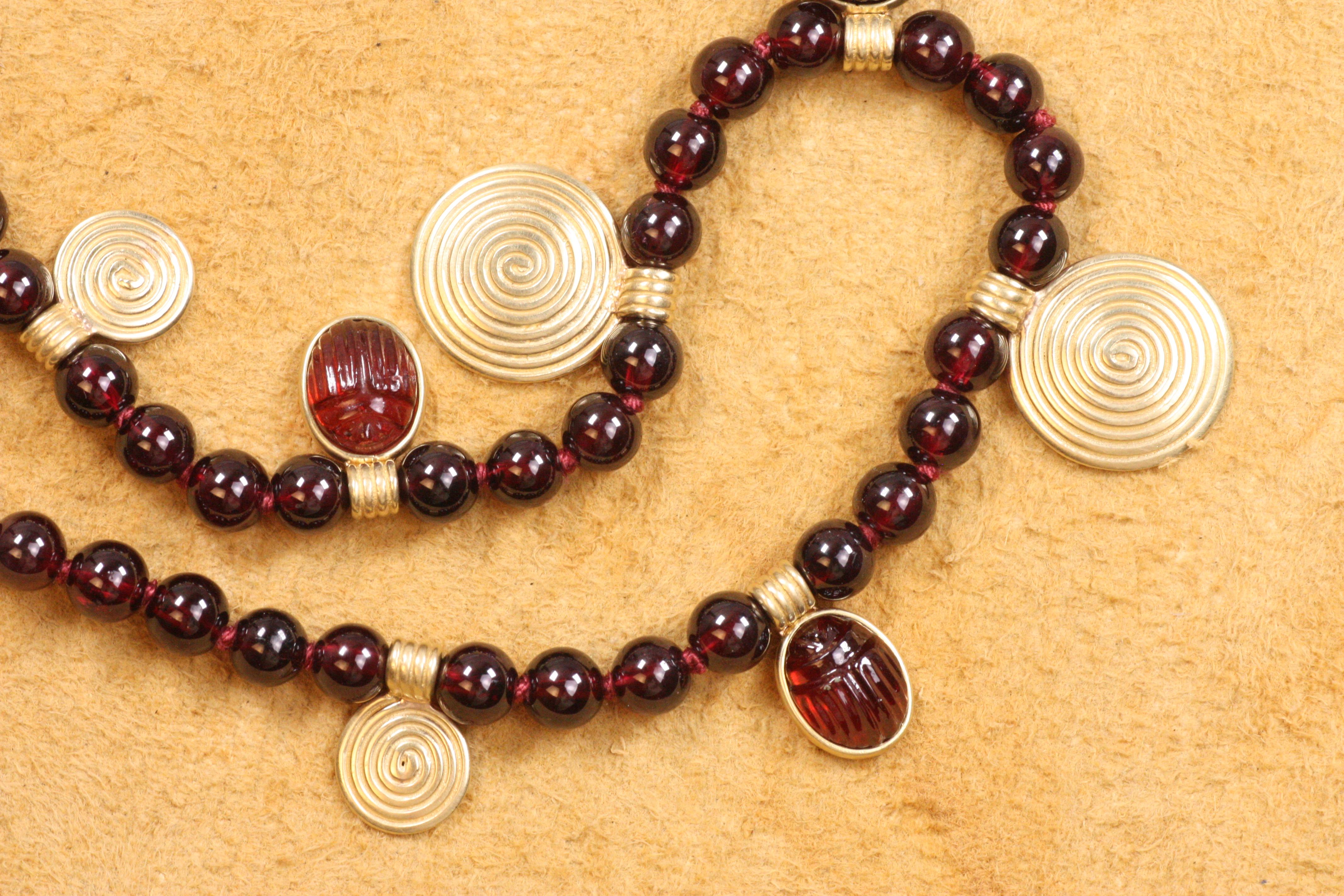18K Garnet Scarab Sun Disc Necklace – Egyptian Revival, Garnet, Yellow Gold For Sale 3
