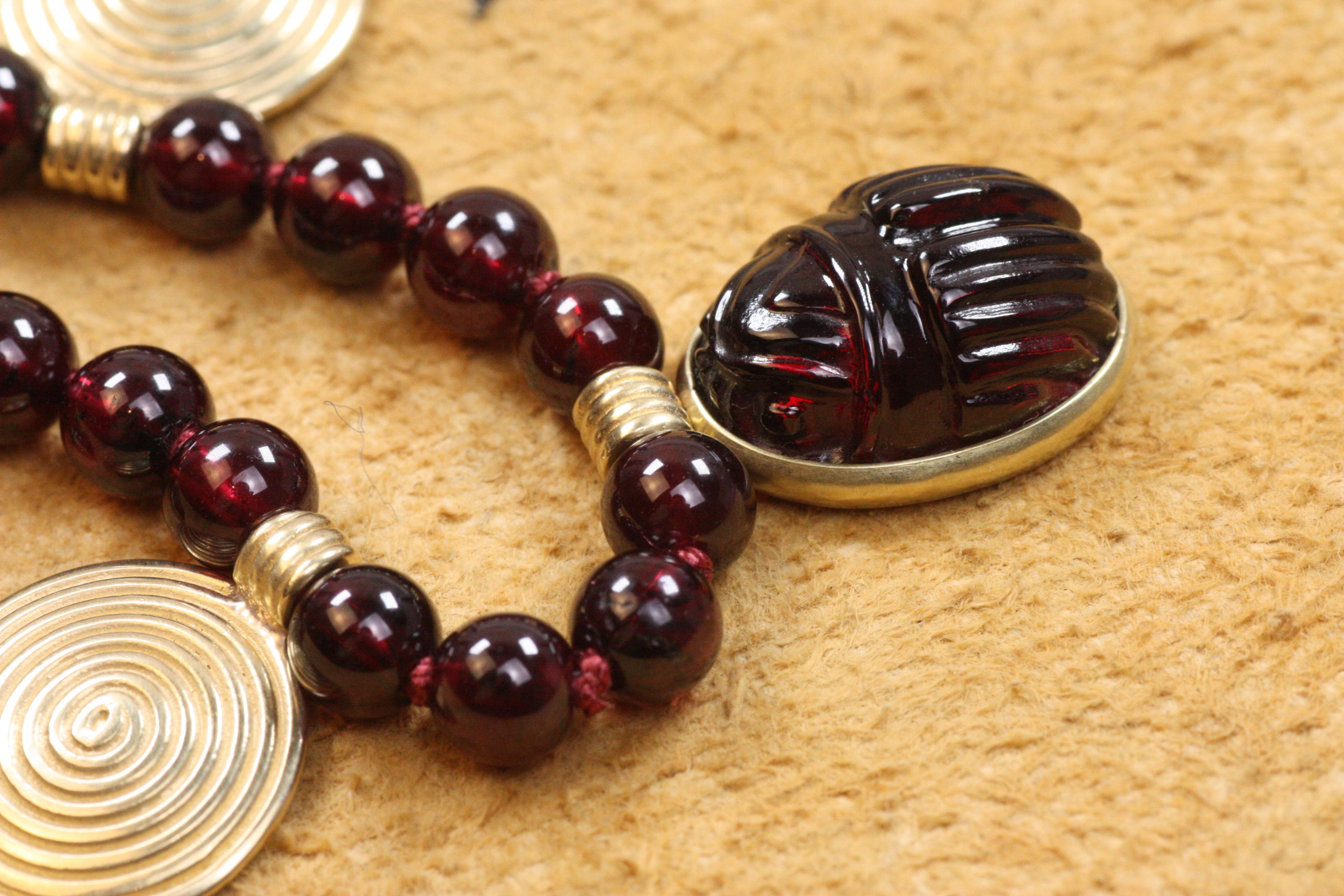 18K Garnet Scarab Sun Disc Necklace – Egyptian Revival, Garnet, Yellow Gold For Sale 4