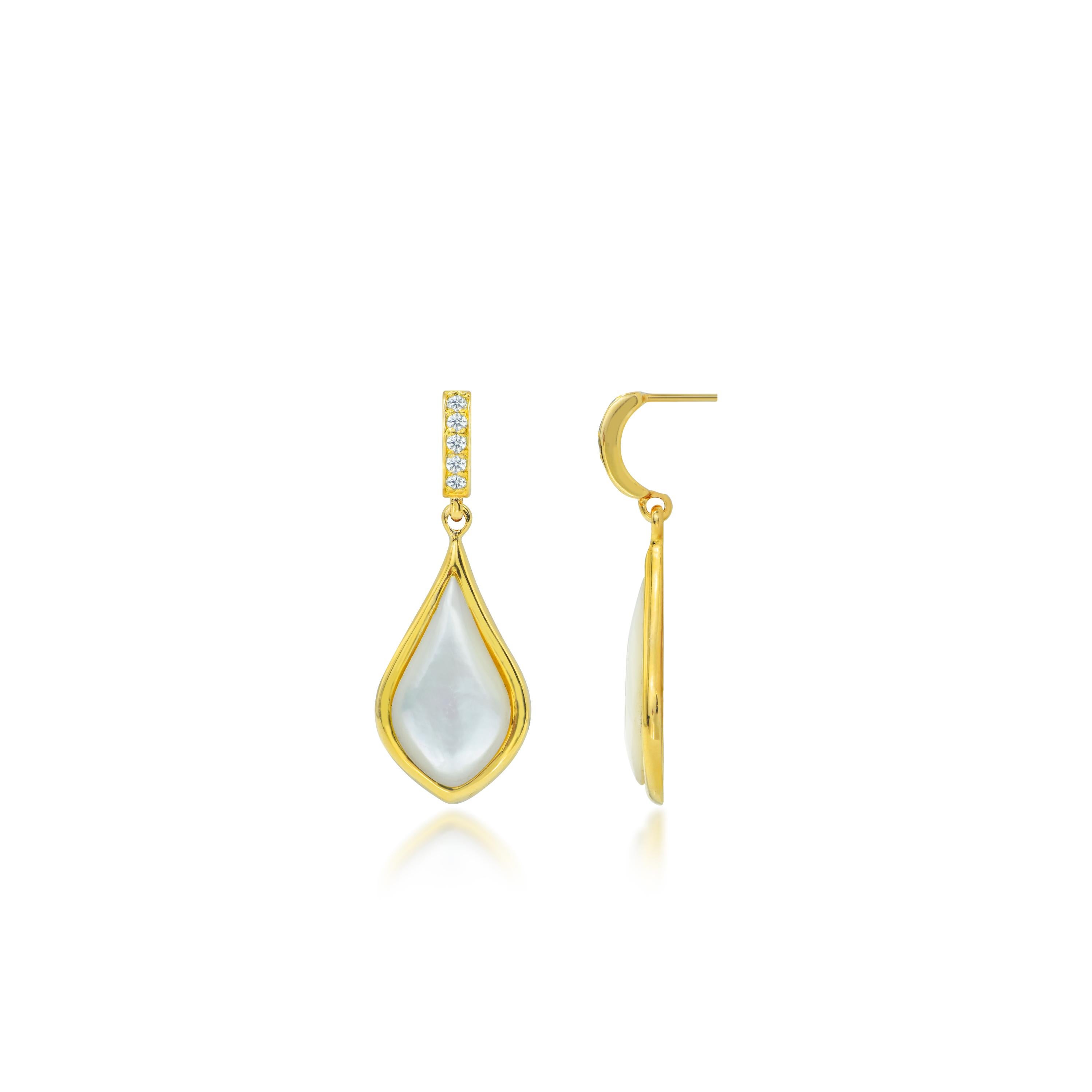 Ajoutez une touche de glamour à votre ensemble avec ces exquises boucles d'oreilles pendantes en or véritable 18 carats. Réalisées en nacre de perle et ornées de zircons naturels, ces boucles d'oreilles rayonnent d'élégance et de sophistication.