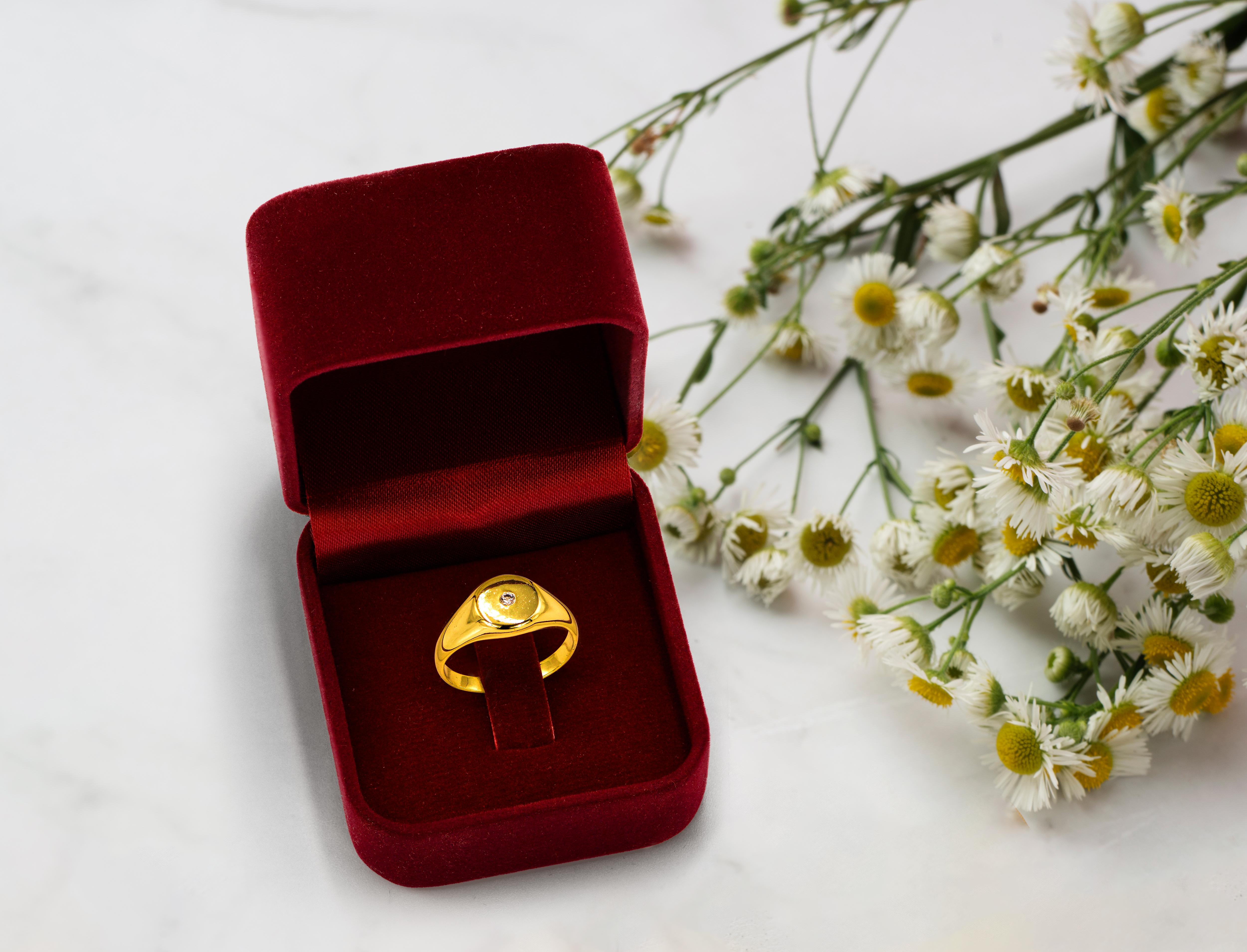 En vente :  Bague chevalière en or véritable 18K remplie de diamants naturels de 0,035 carat 7
