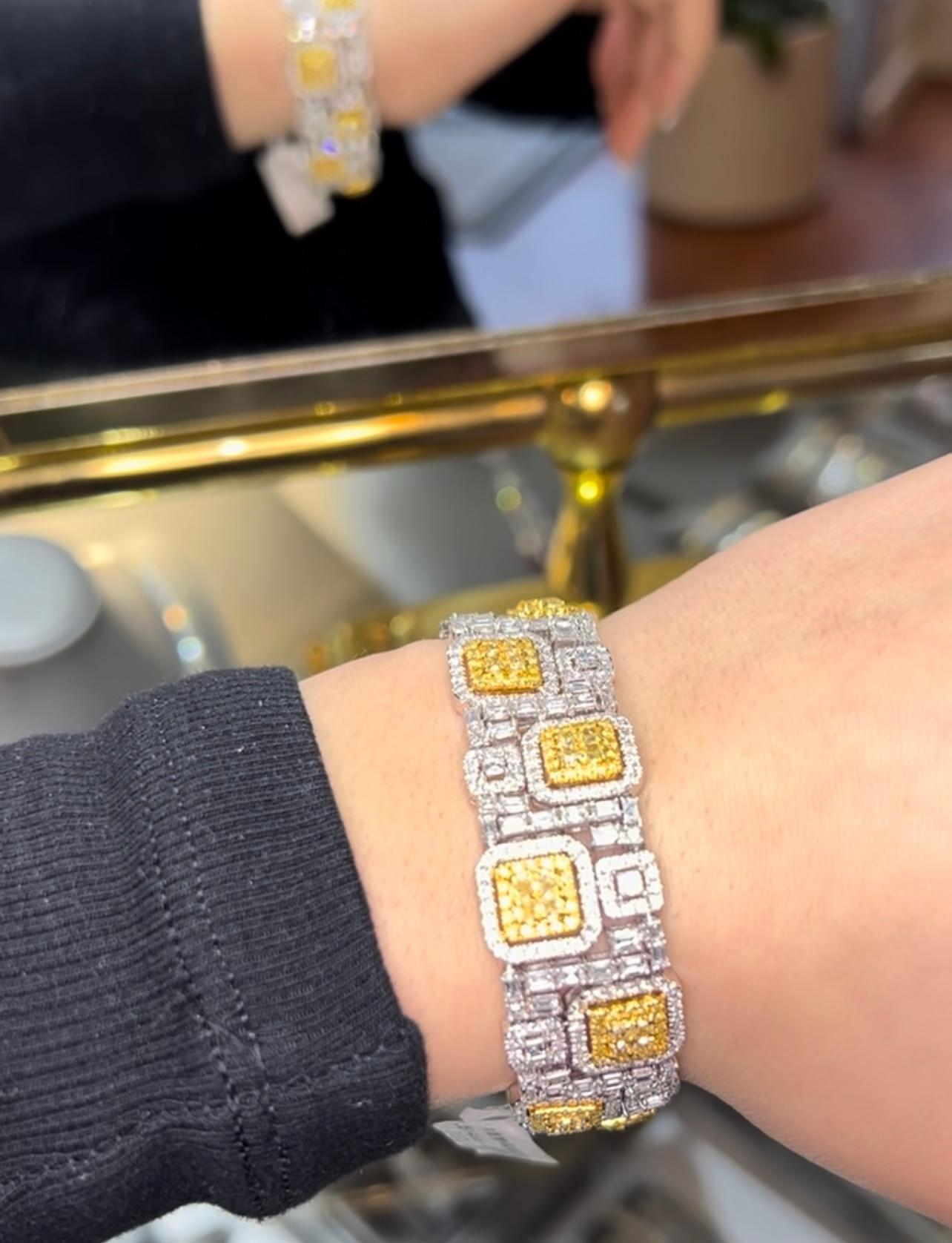 Pulsera geométrica de oro de 18 quilates con diamantes amarillos de fantasía y diamantes blancos talla esmeralda Corte esmeralda en venta