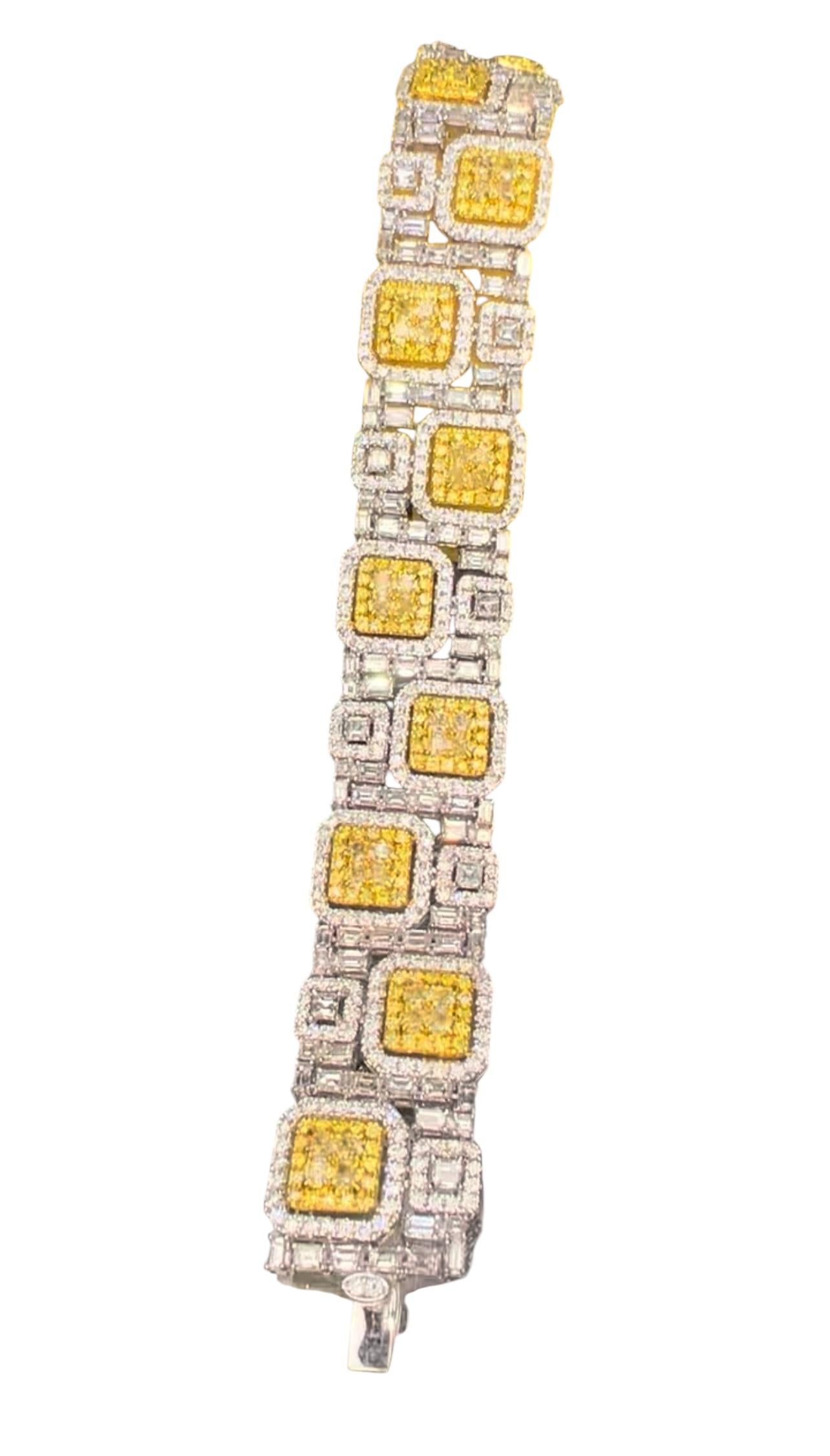 De las mujeres Pulsera geométrica de oro de 18 quilates con diamantes amarillos de fantasía y diamantes blancos talla esmeralda en venta