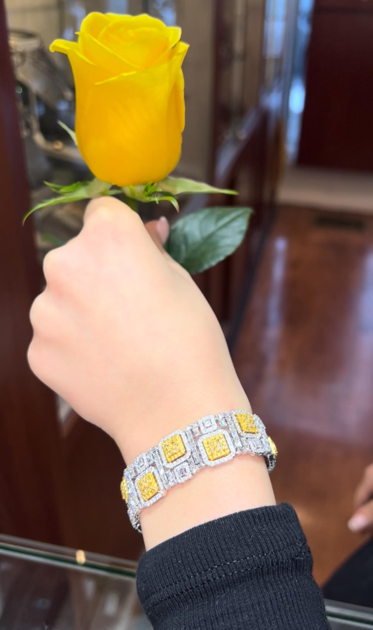 Pulsera geométrica de oro de 18 quilates con diamantes amarillos de fantasía y diamantes blancos talla esmeralda en venta 1