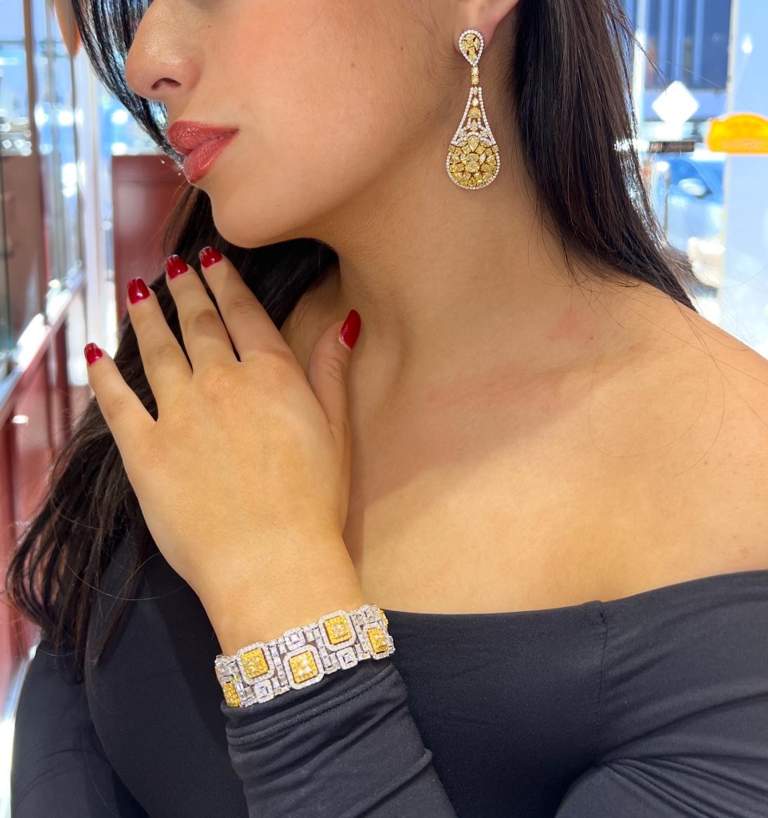 Pulsera geométrica de oro de 18 quilates con diamantes amarillos de fantasía y diamantes blancos talla esmeralda en Nuevo estado para la venta en Great Neck, NY