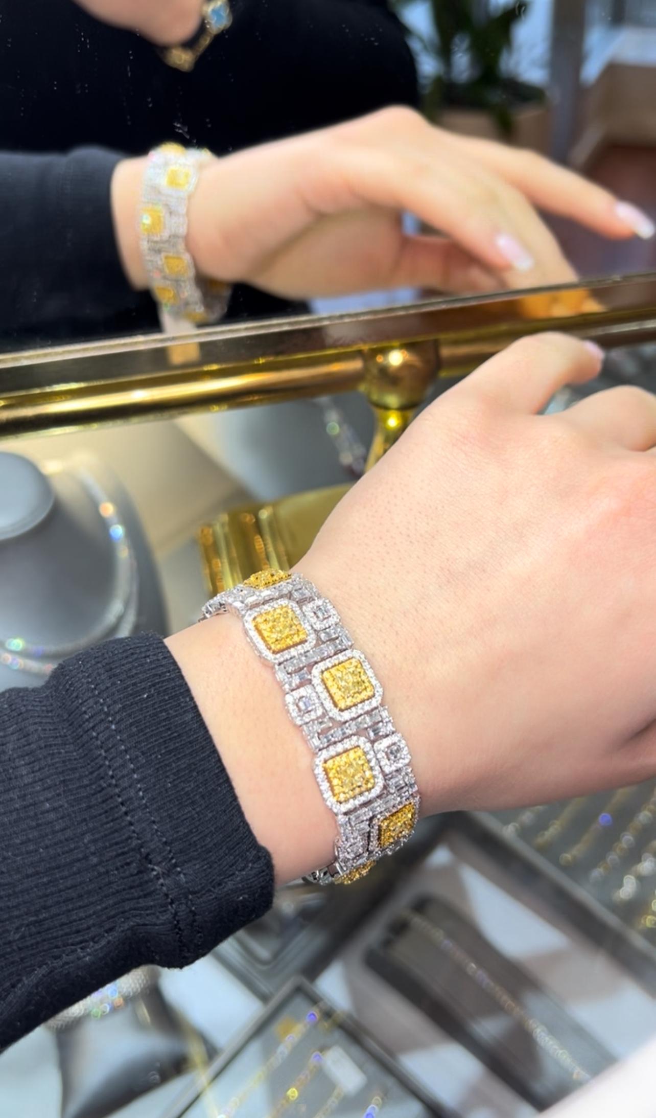 Pulsera geométrica de oro de 18 quilates con diamantes amarillos de fantasía y diamantes blancos talla esmeralda en venta 2