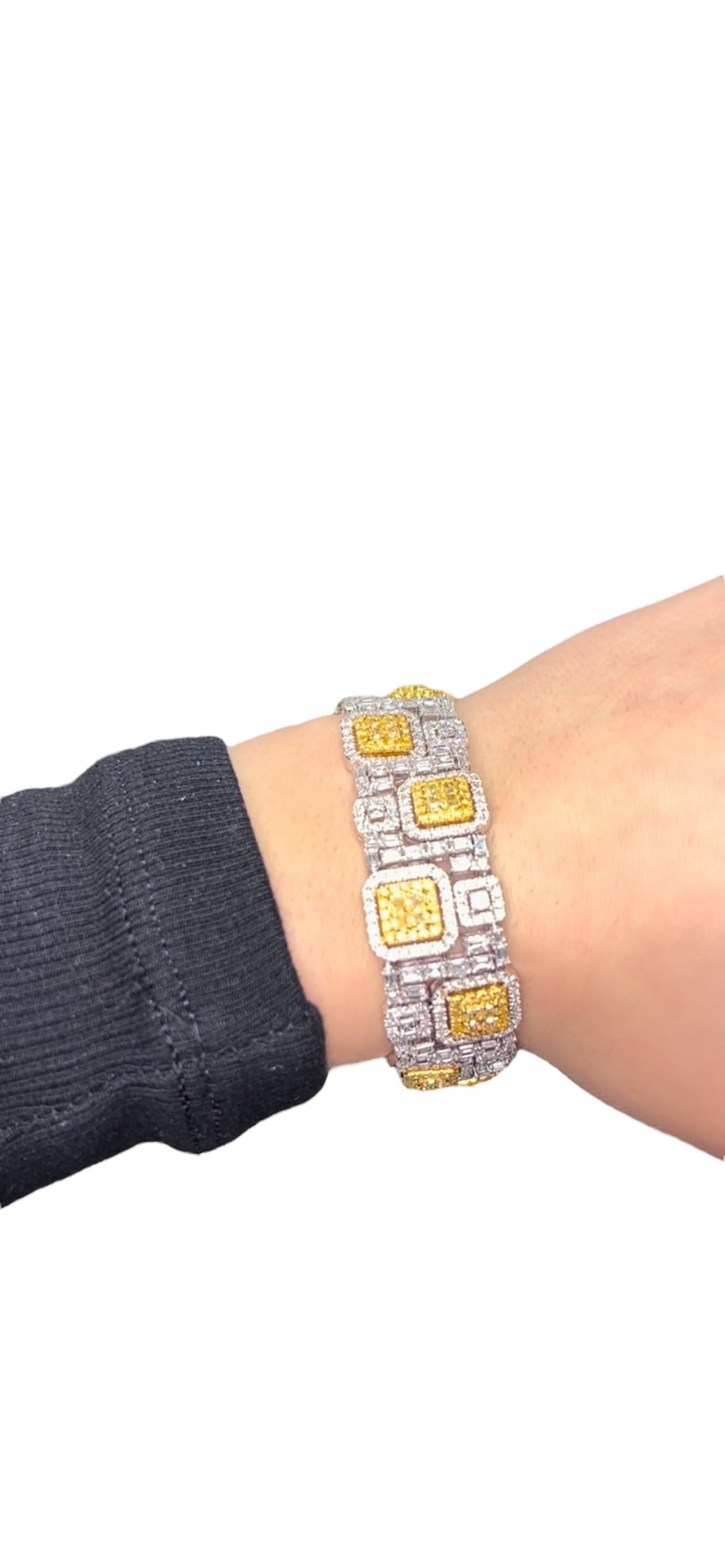 Pulsera geométrica de oro de 18 quilates con diamantes amarillos de fantasía y diamantes blancos talla esmeralda en venta 3