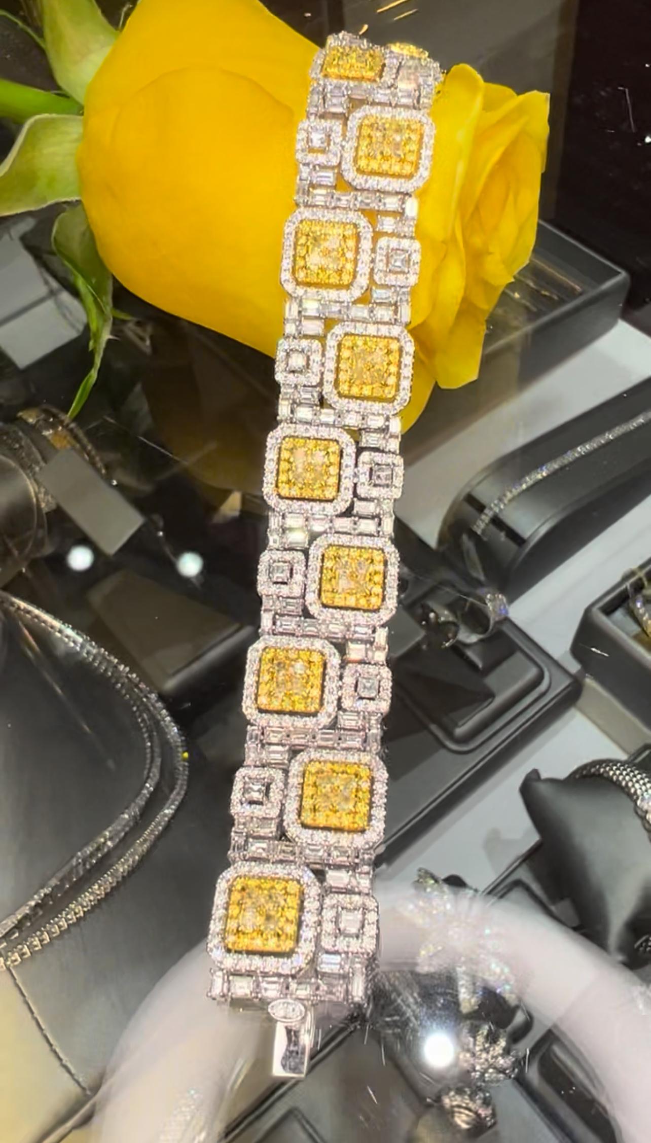 Pulsera geométrica de oro de 18 quilates con diamantes amarillos de fantasía y diamantes blancos talla esmeralda en venta 5
