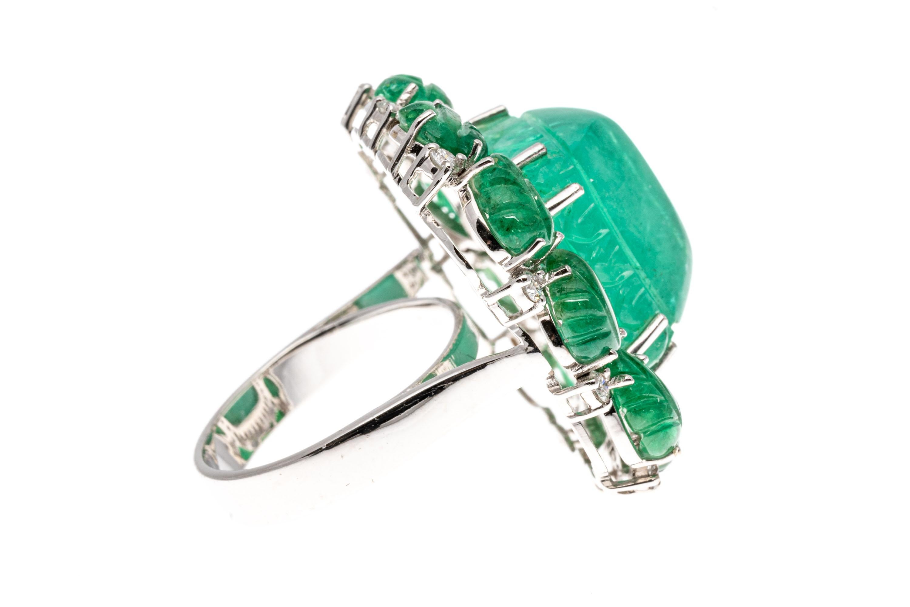 18k Glamorous Sugarloaf and Carved Emerald And Diamond Ring In Good Condition For Sale In Southport, CT