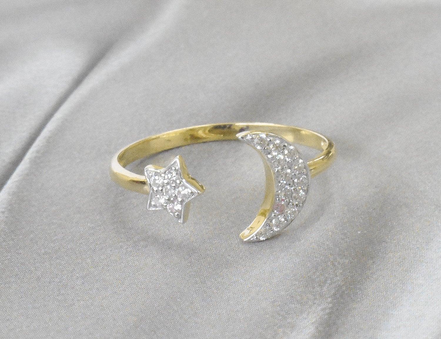 For Sale:  18k Gold 0.06 Carat Diamond Moon and Star Ring 4