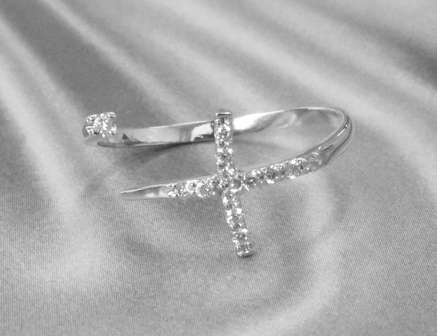 For Sale:  18k Gold 0.11 Carat diamond open cross ring  4