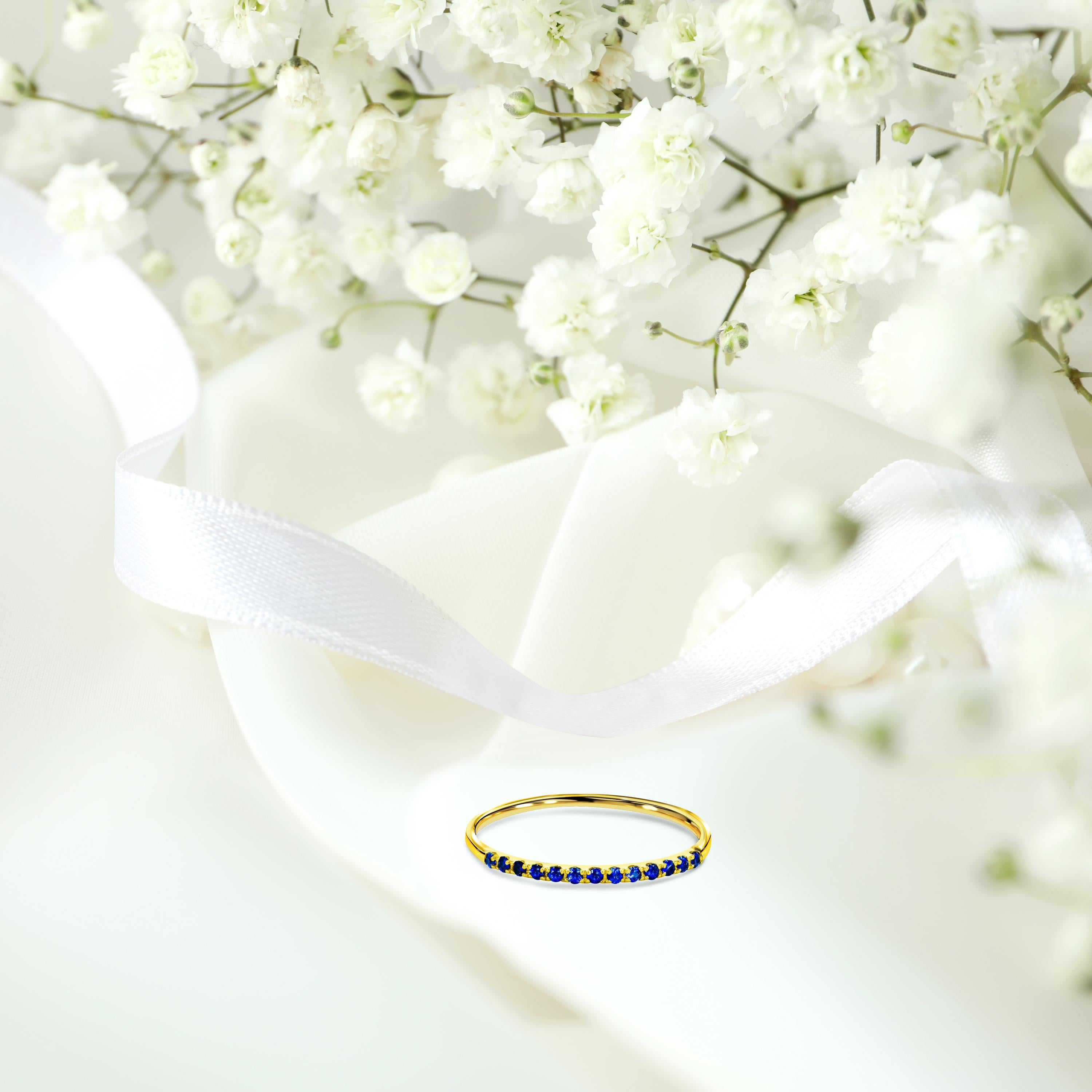 Im Angebot: 18 Karat Gold 0,11 Karat Saphir Halb-Eternity-Ring () 6