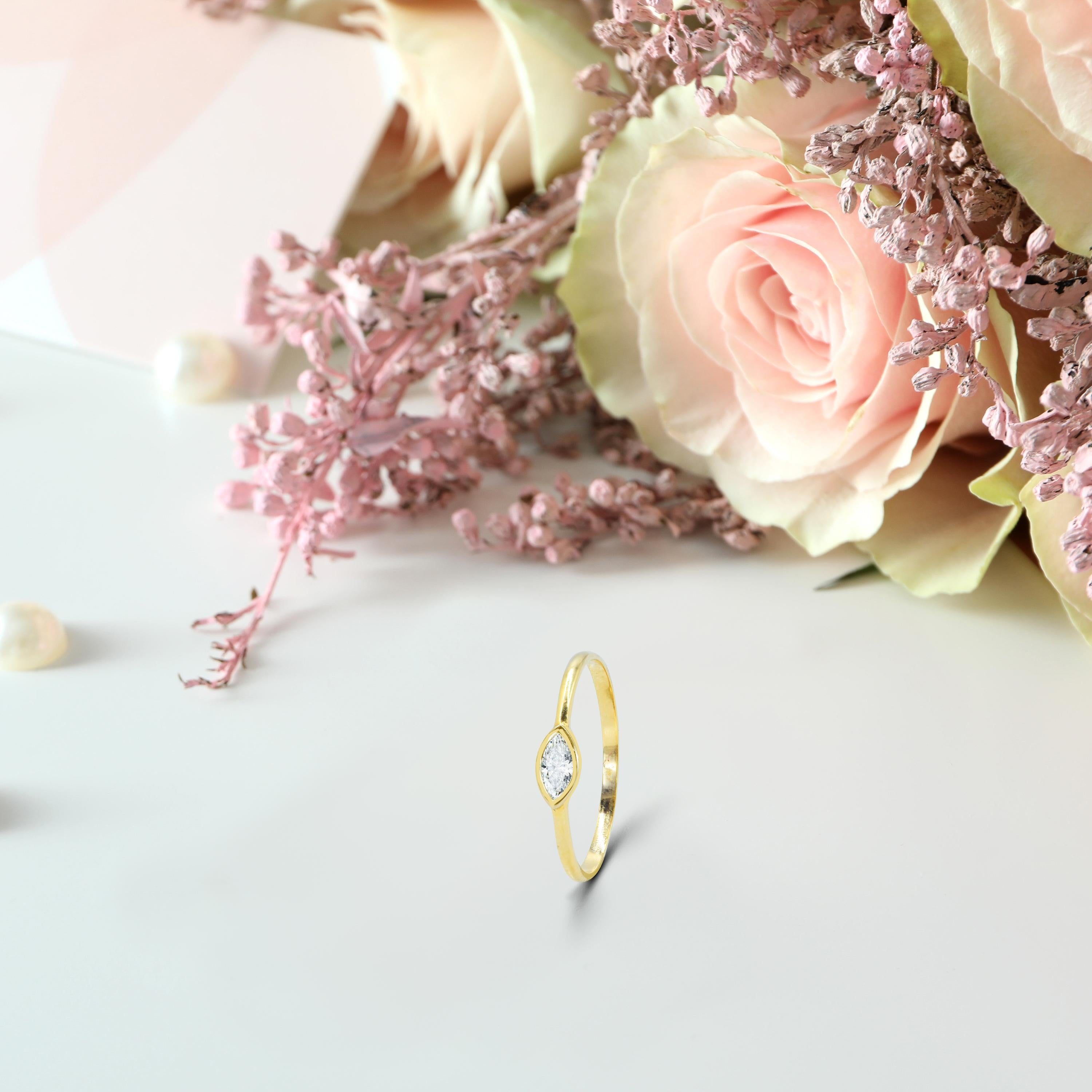 En vente :  Bague de fiançailles en or 18 carats avec diamant solitaire marquise de 0,15 carat 6