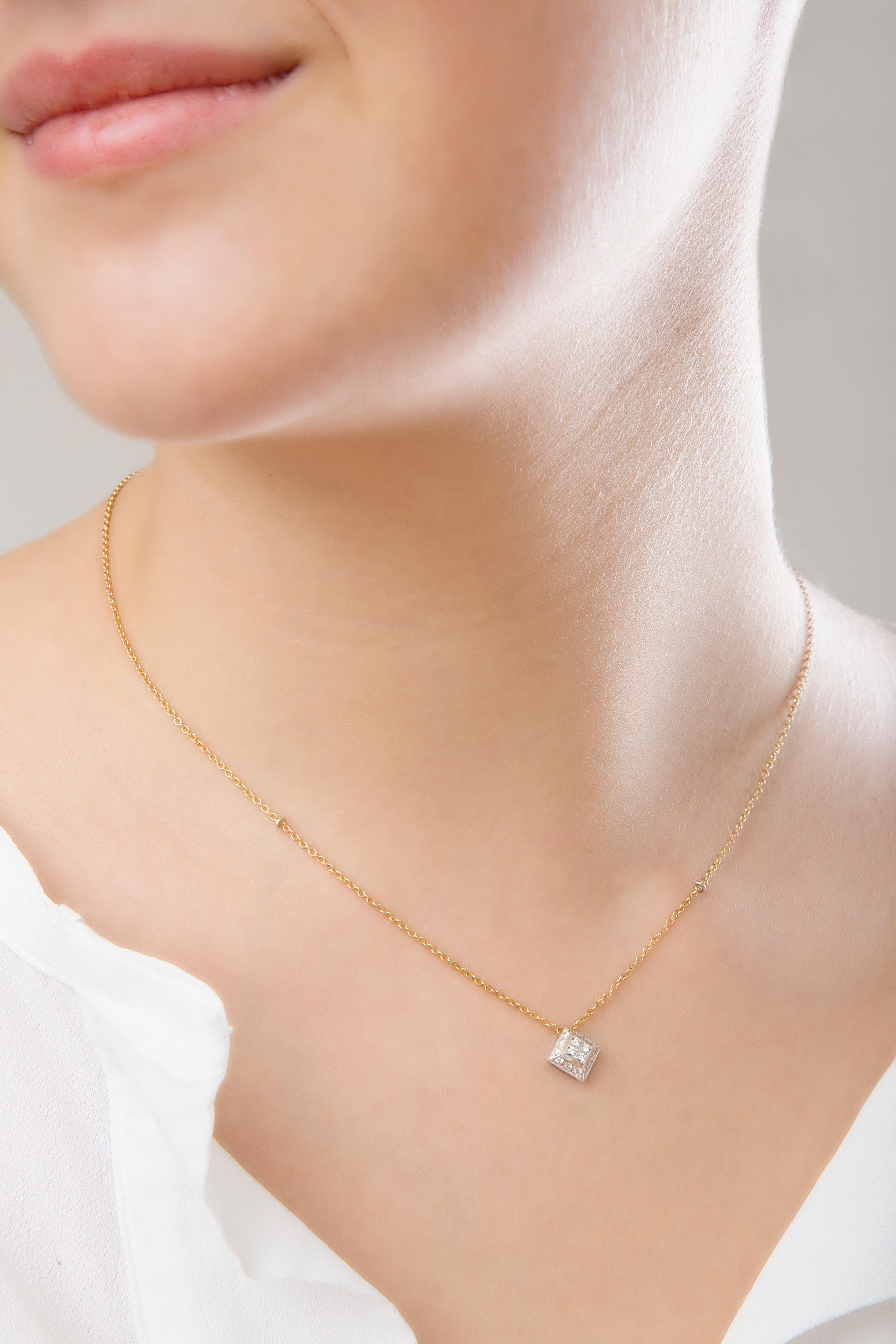 18k Gold 0.20 Carats White Diamonds Modern Unisex Mesh Chain Pendant Necklace For Sale 3