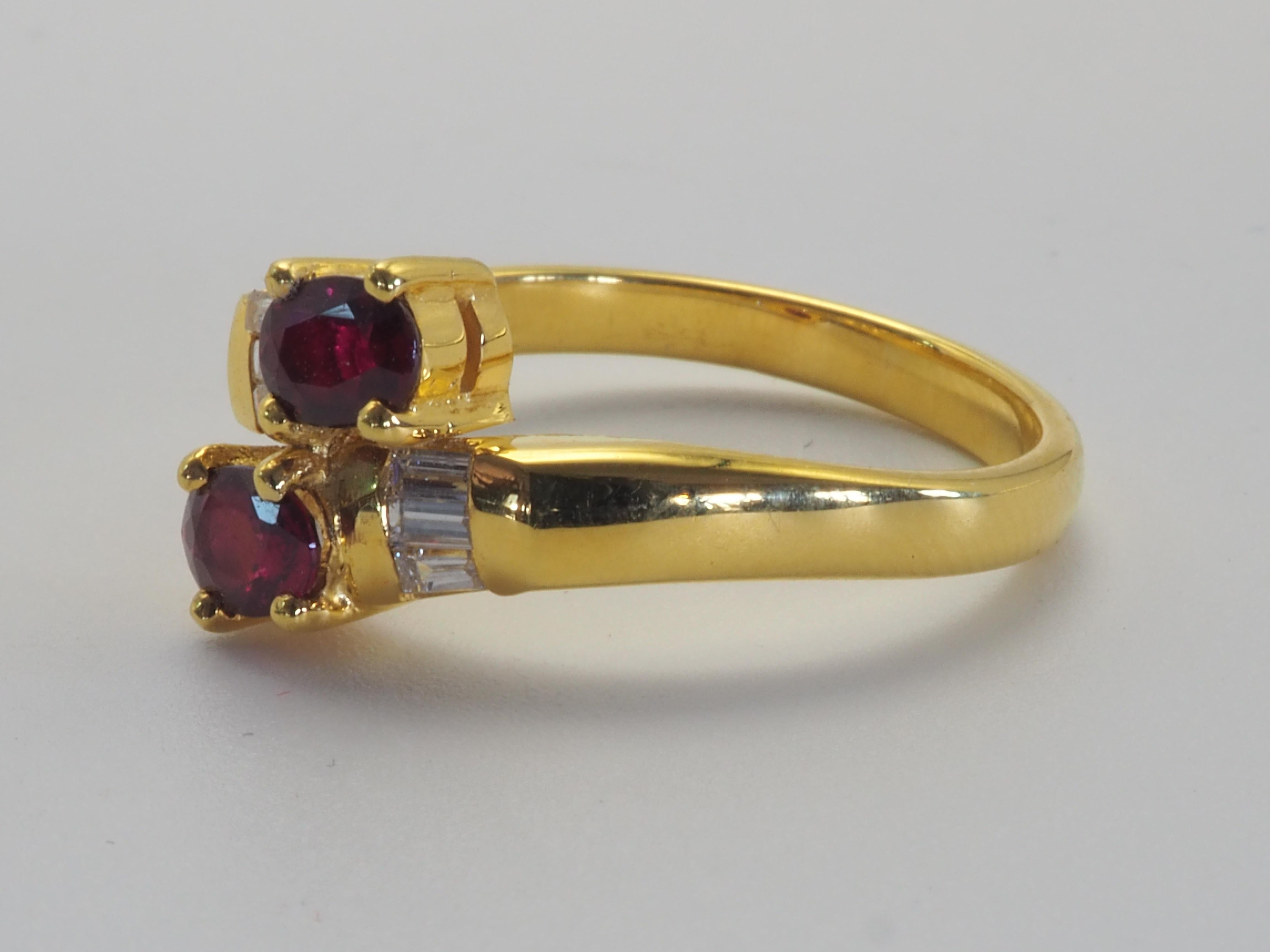 Dieser wundervolle Cocktailring ist mit zwei feuerroten, oval geschliffenen Rubinen von insgesamt 0,70 Karat besetzt. Die atemberaubenden oval geschliffenen Rubine sind lichtbrechend und haben eine tiefrote Farbe. Die 6 Baguette-Diamanten von guter