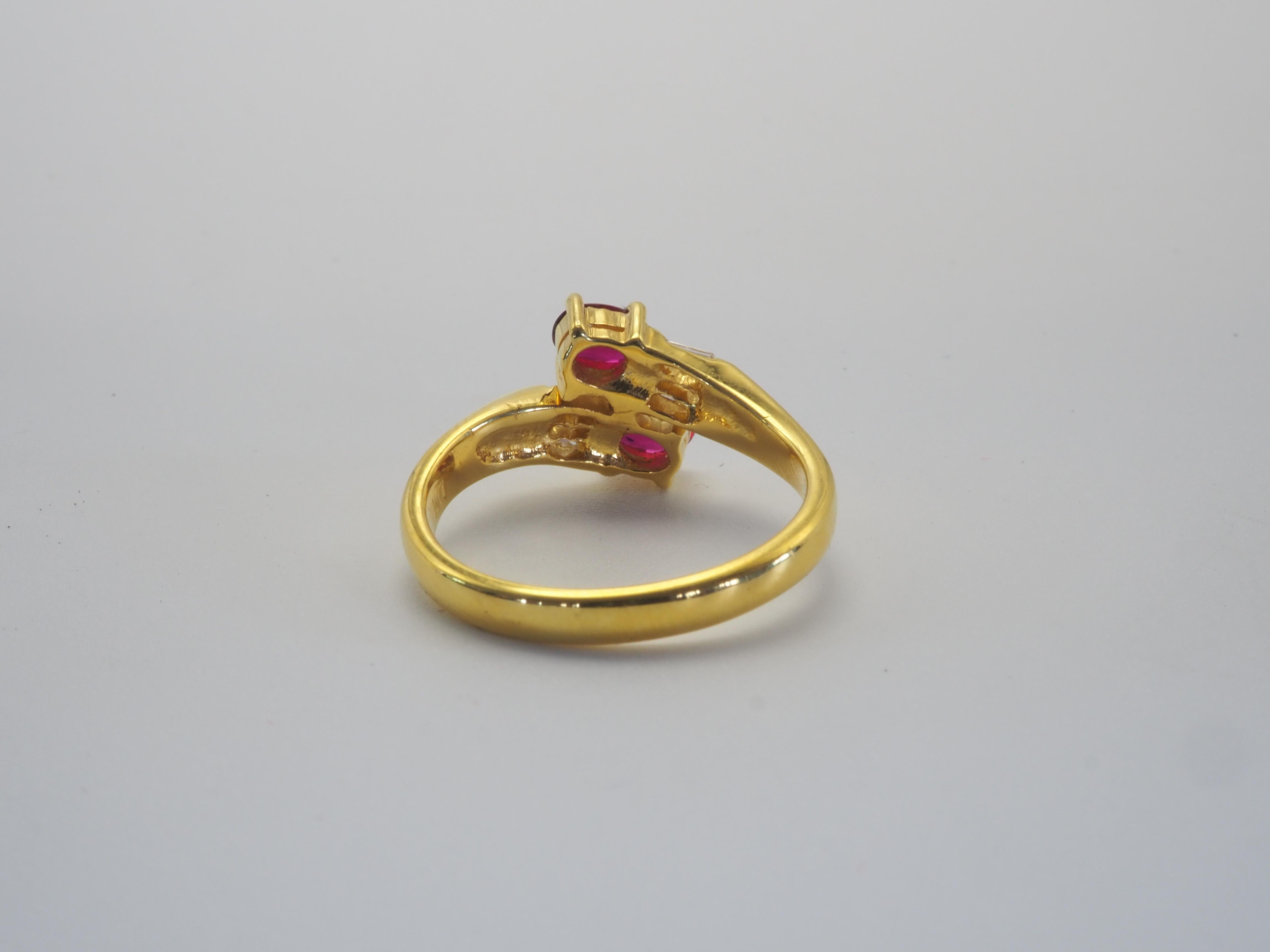 18 Karat Gold 0,70 Karat ovaler roter Rubin & 0,17 Karat Diamant Bypass-Ring (Ovalschliff) im Angebot