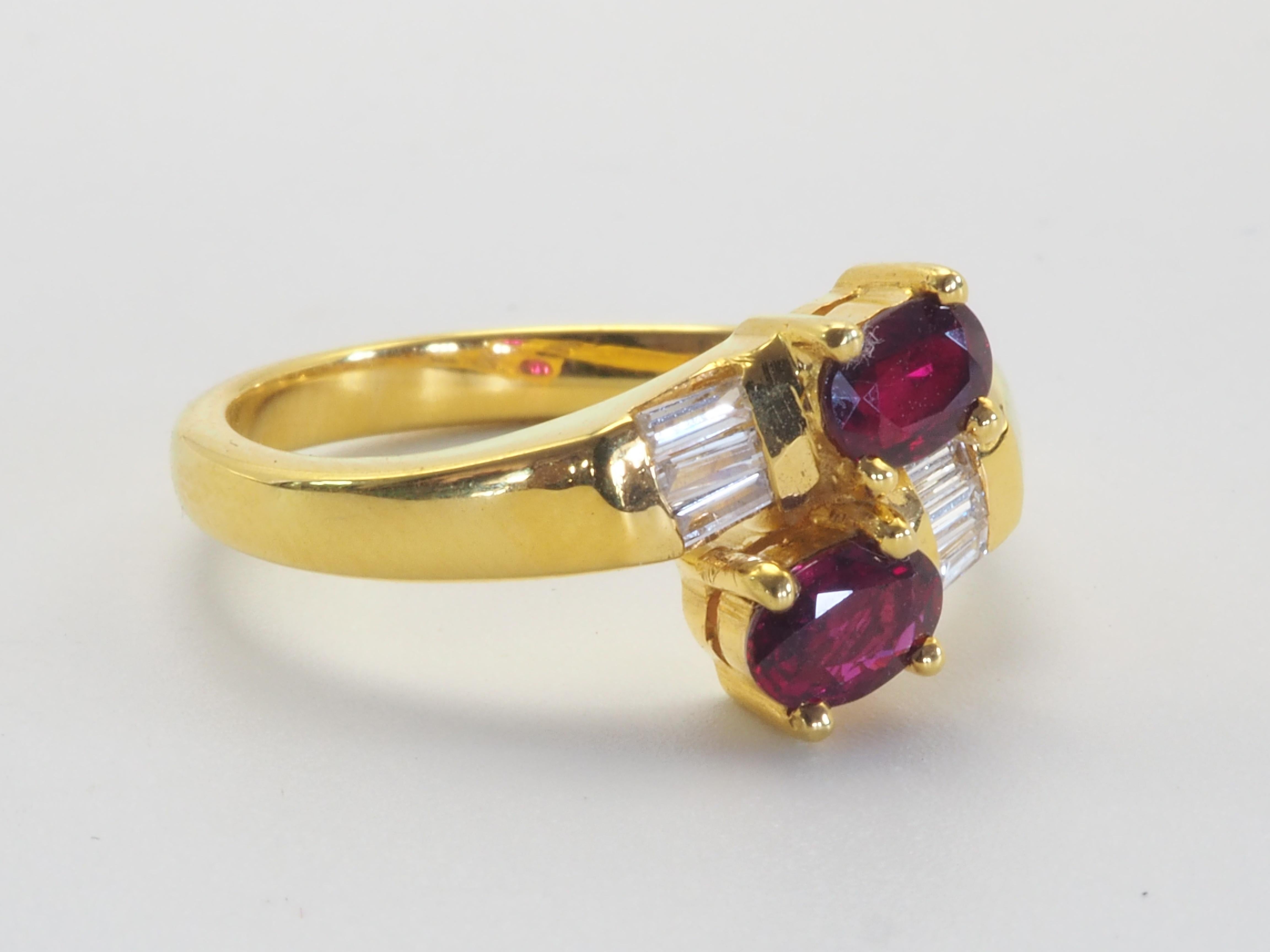 18 Karat Gold 0,70 Karat ovaler roter Rubin & 0,17 Karat Diamant Bypass-Ring im Zustand „Hervorragend“ im Angebot in เกาะสมุย, TH