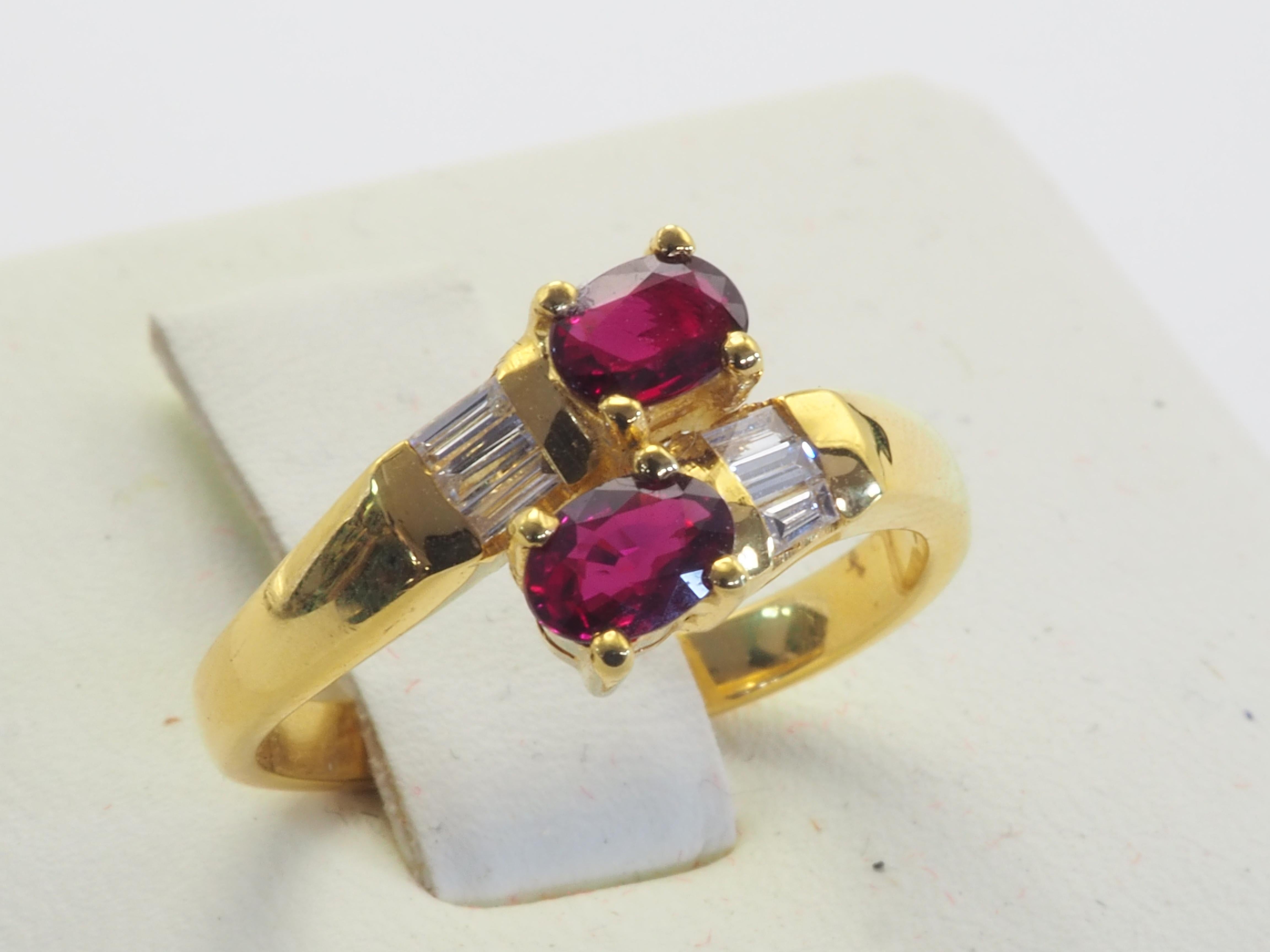 18 Karat Gold 0,70 Karat ovaler roter Rubin & 0,17 Karat Diamant Bypass-Ring Damen im Angebot