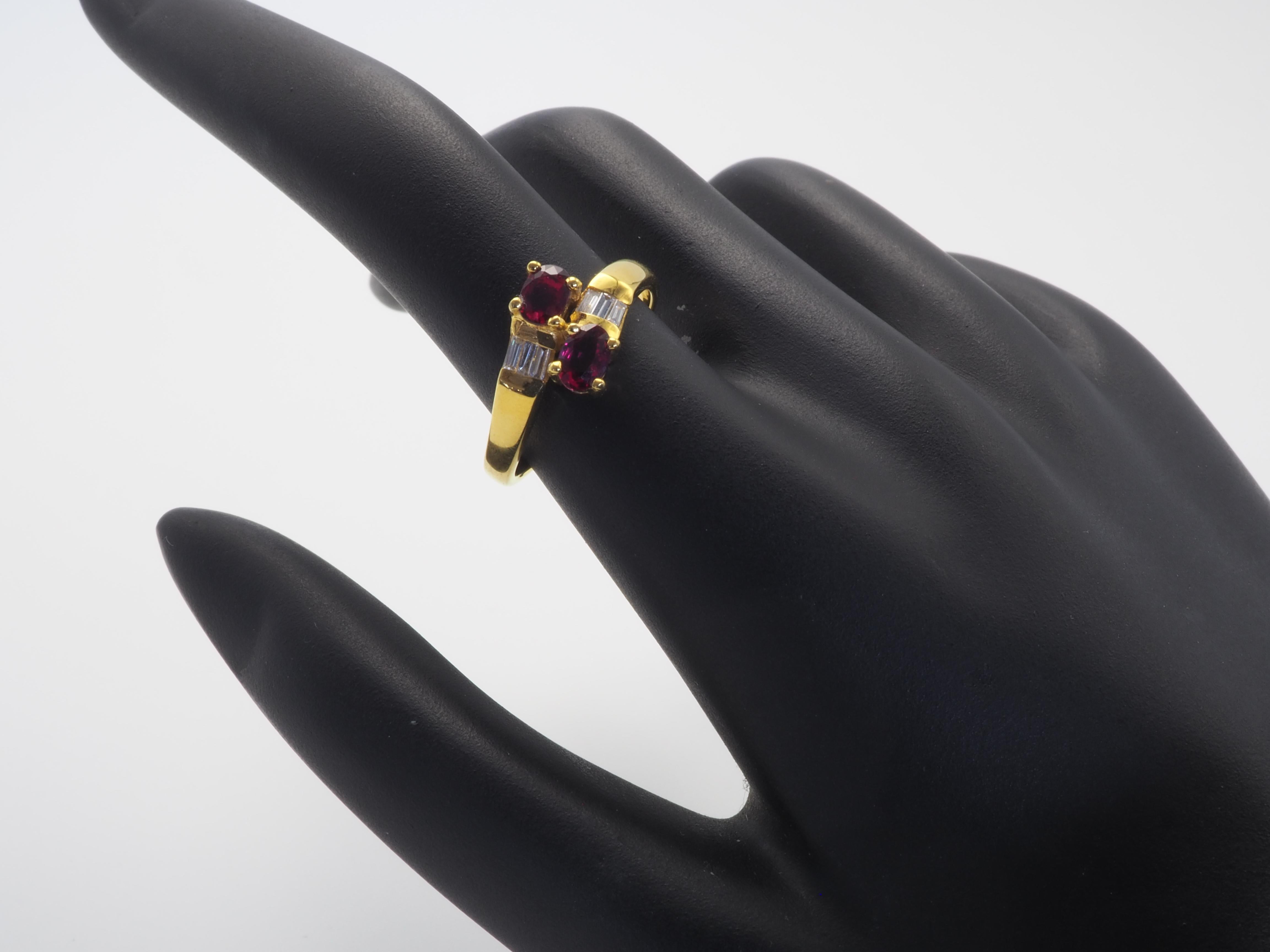 18 Karat Gold 0,70 Karat ovaler roter Rubin & 0,17 Karat Diamant Bypass-Ring im Angebot 1