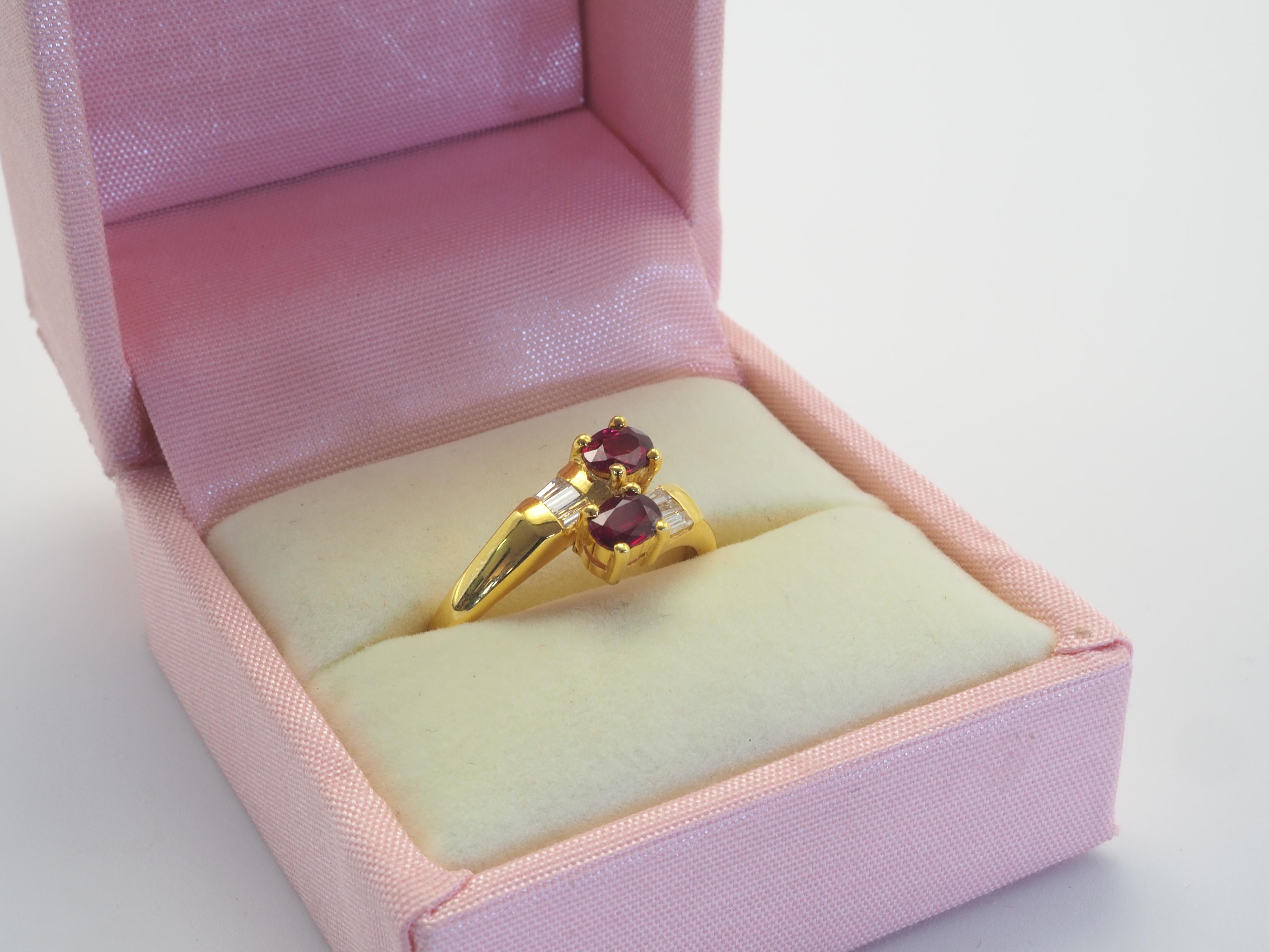 18 Karat Gold 0,70 Karat ovaler roter Rubin & 0,17 Karat Diamant Bypass-Ring im Angebot 2