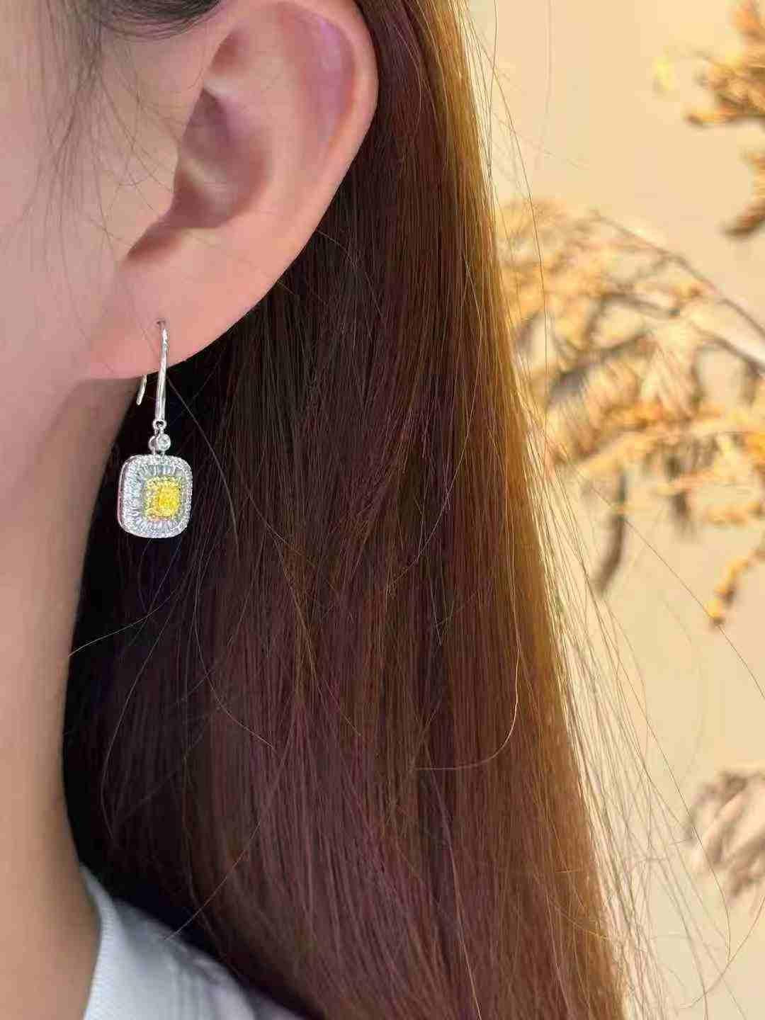 Orecchini a goccia con diamante giallo da 0,20 carati e diamante bianco da 0,60 carati in oro 18K In condizioni Nuovo in vendita a Bucharest, Romania