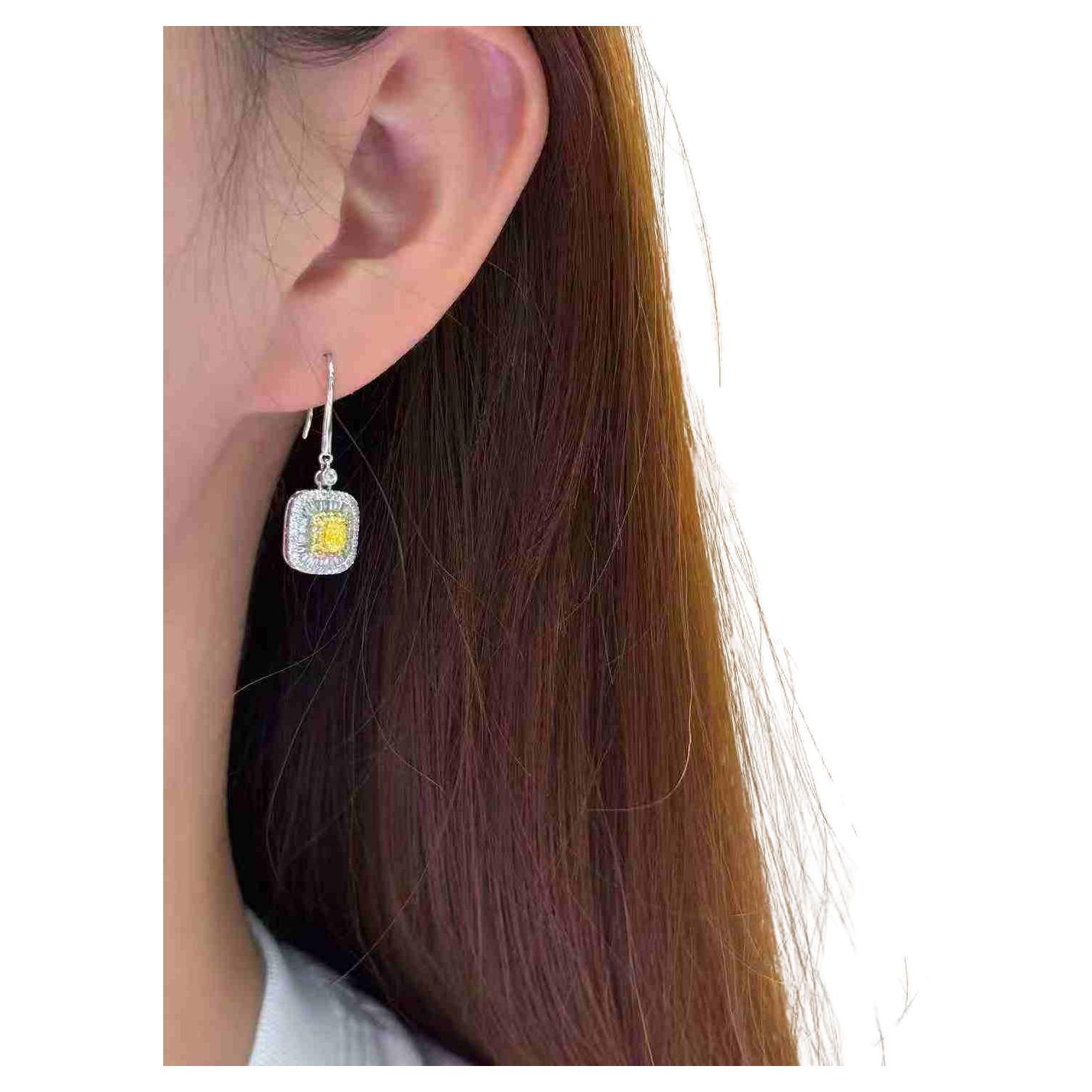 Orecchini a goccia con diamante giallo da 0,20 carati e diamante bianco da 0,60 carati in oro 18K in vendita