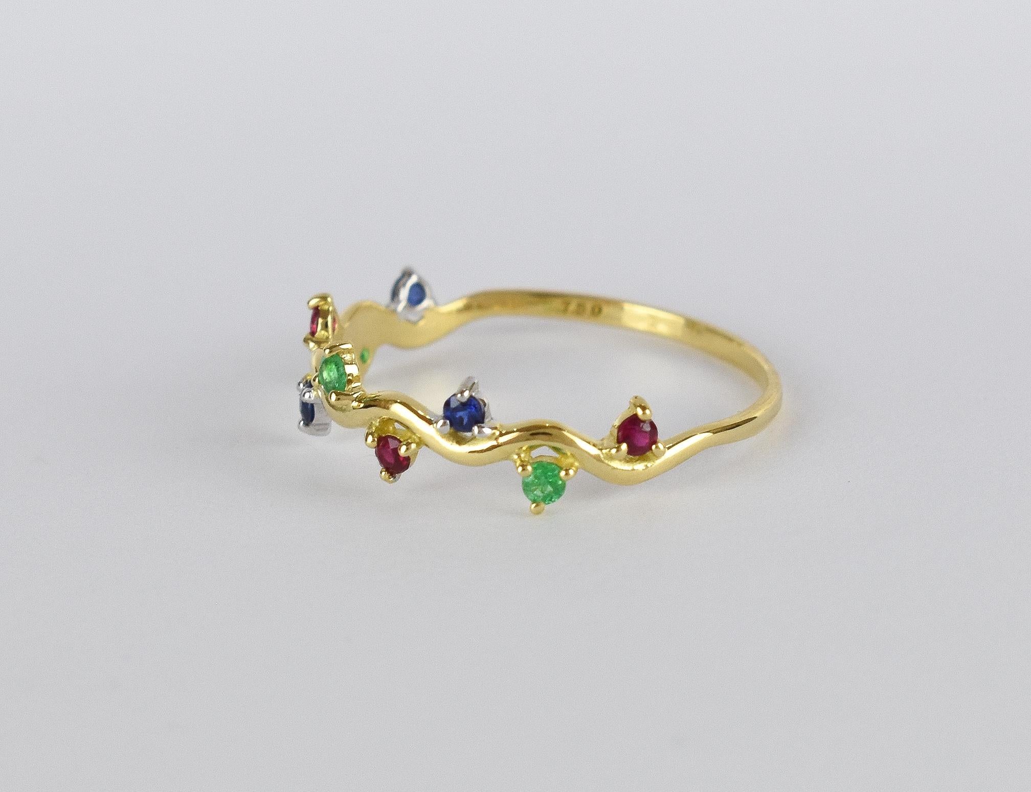 For Sale:  18k Gold 0.21 Carat Emerald Ruby and Sapphire Multi Stone Ring 7