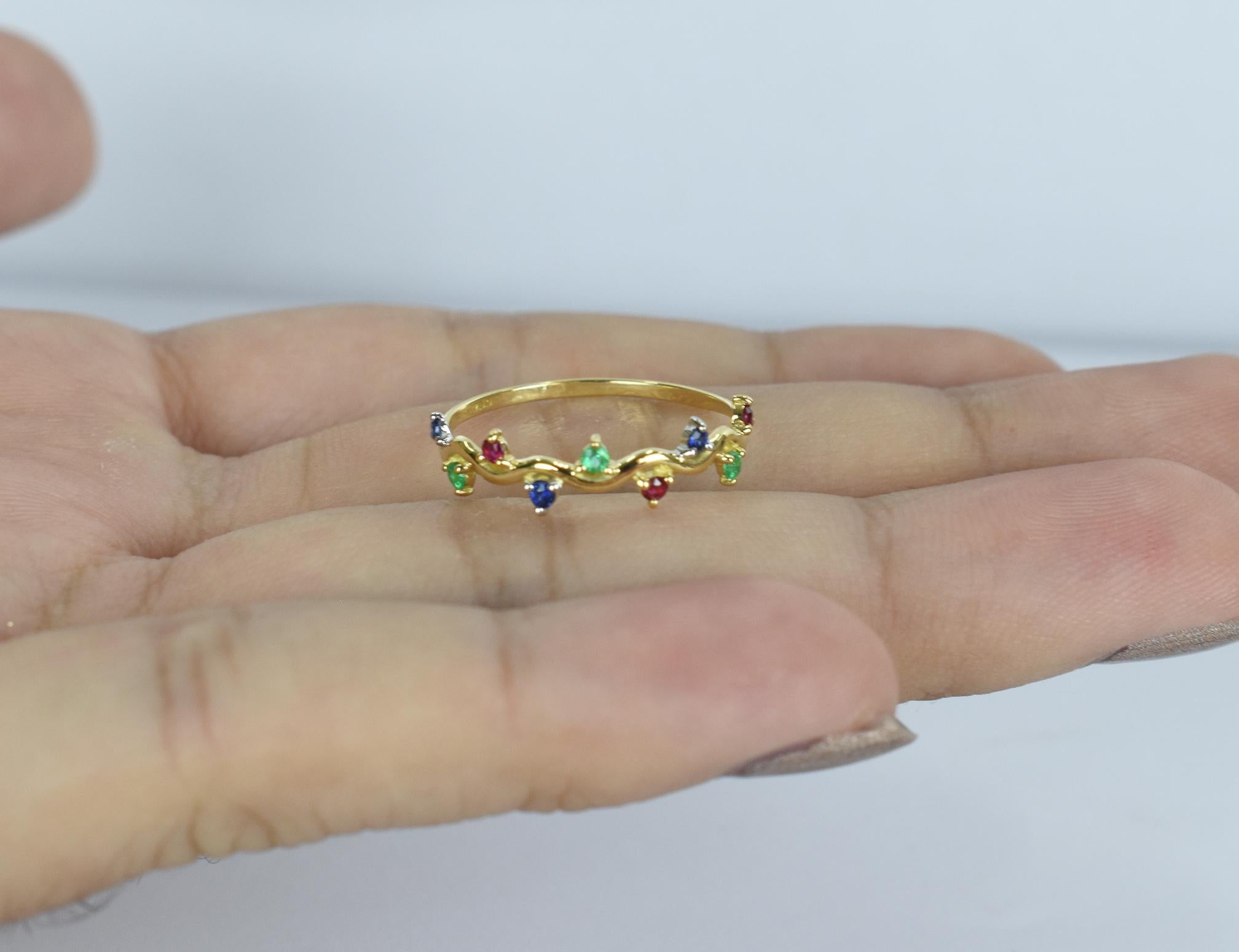 En vente :  Bague multi-pierres en or 18 carats avec émeraude, rubis et saphir de 0,21 carat 11