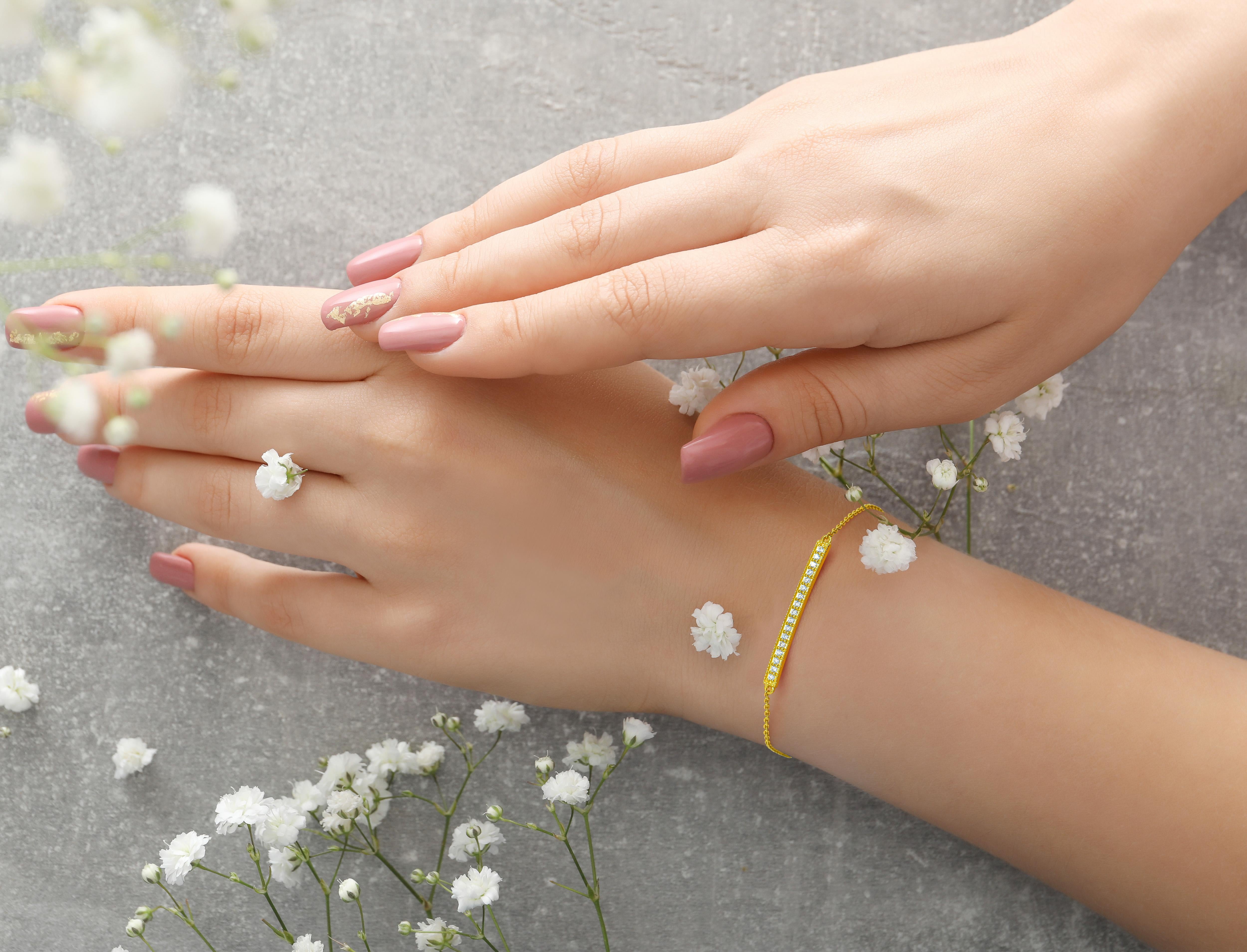 Bracciale minimalista a strati in oro 18K con barrette di diamanti da 0,22 carati in vendita 1