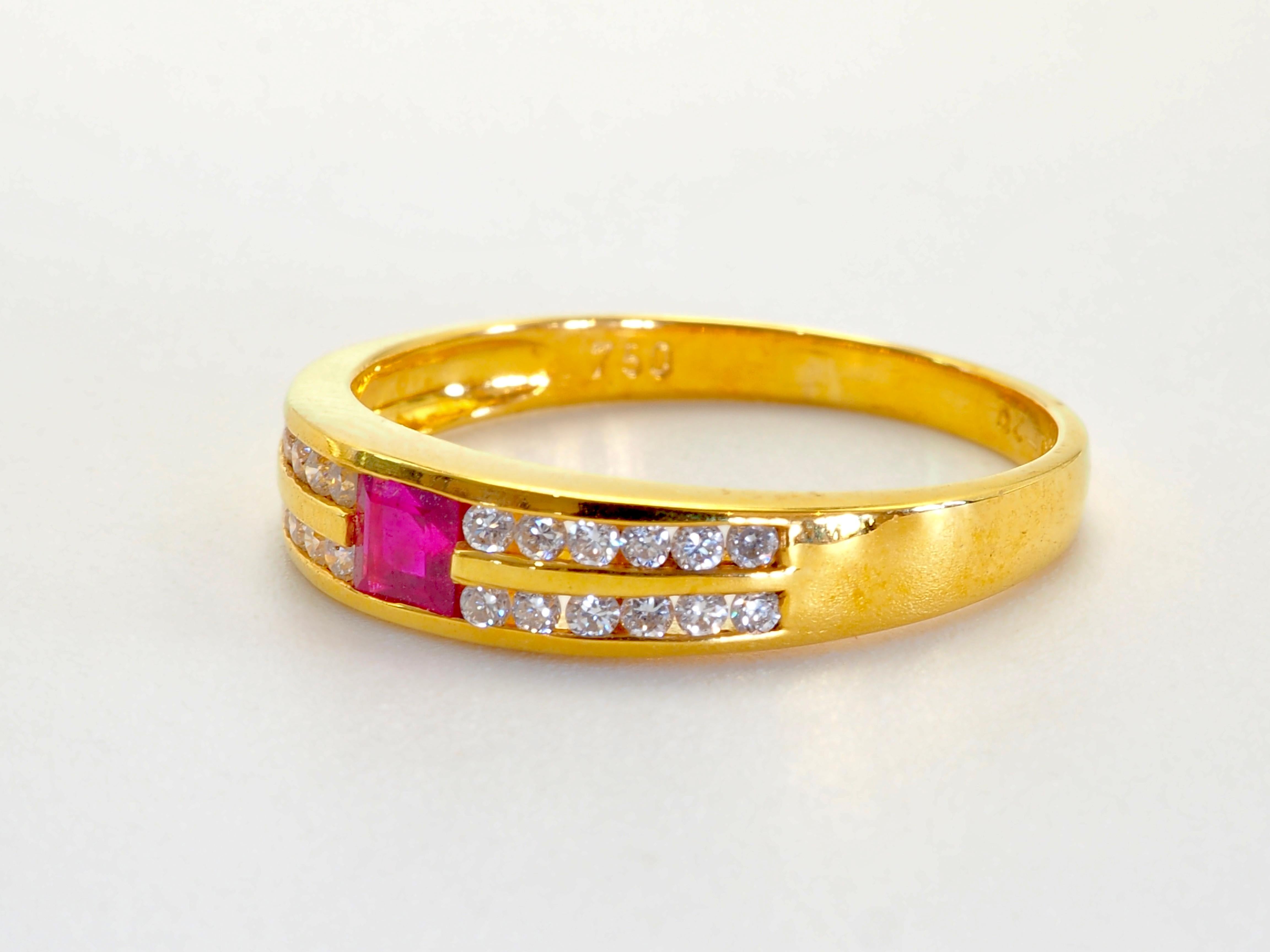 Zierlich und leicht mit anderen Ringen zu tragen - verziert mit einem zierlichen, aber kostbaren Rubin aus Thailand von leuchtend roter Farbe.

Einzelheiten zum Produkt:

Metall: 18k Massivgold
Metallfarbe: Gelbgold
Rubin: Natürlich, quadratisch