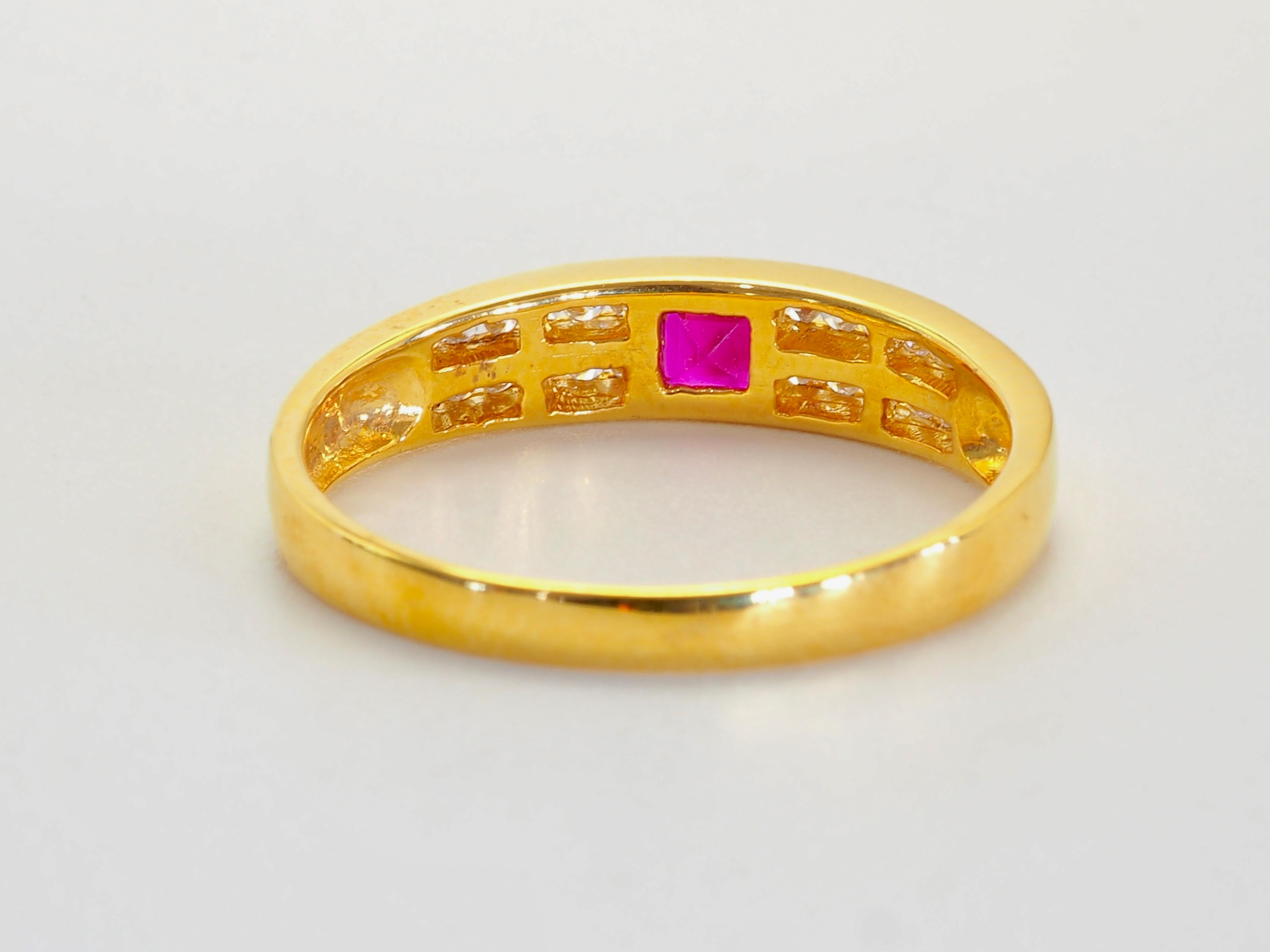 18K Gold 0,29ct Quadratischer Rubin & 0,20ct Diamant Contemporary Band Ring (Carréeschliff) im Angebot