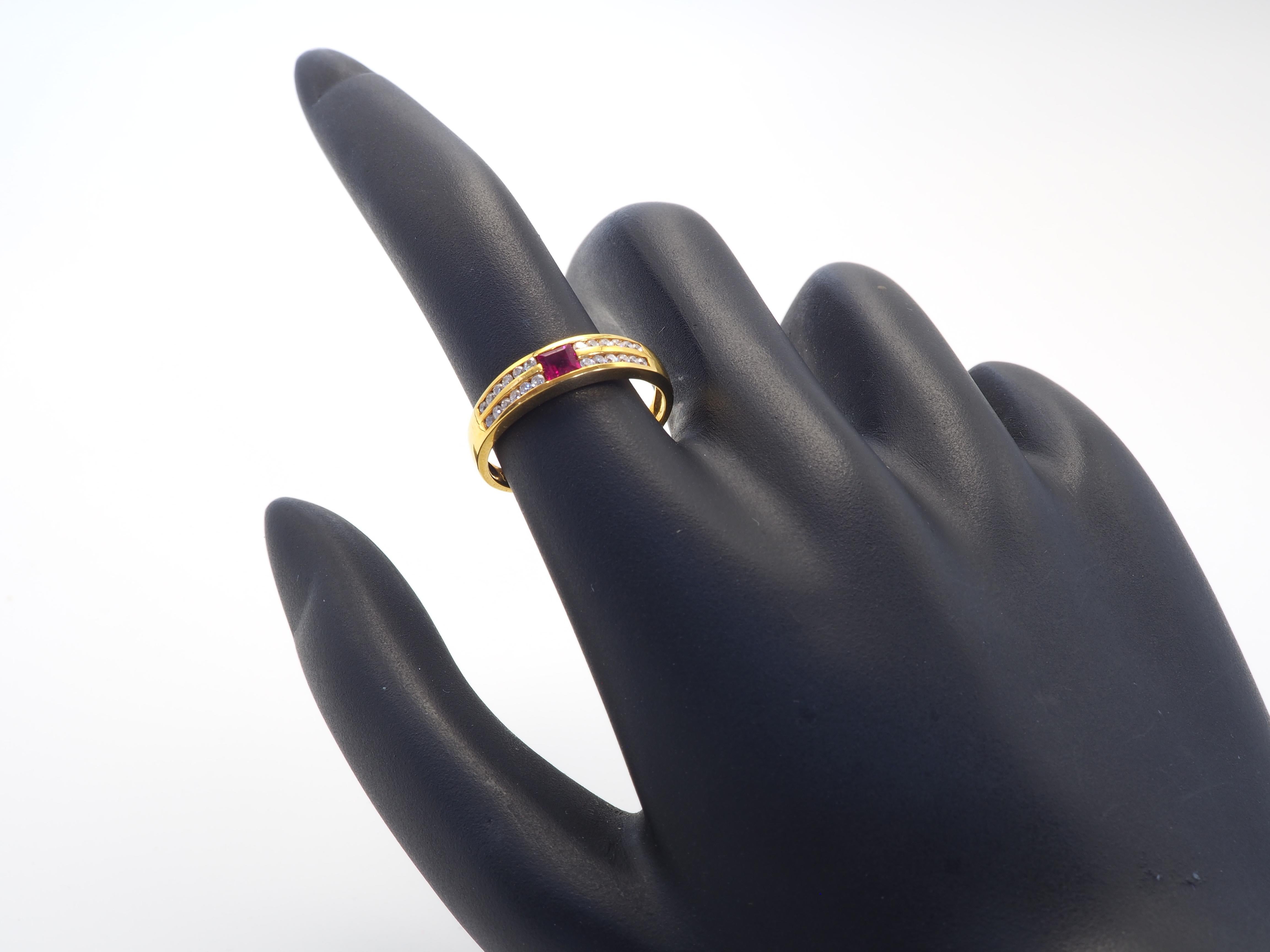 18K Gold 0,29ct Quadratischer Rubin & 0,20ct Diamant Contemporary Band Ring im Zustand „Neu“ im Angebot in เกาะสมุย, TH