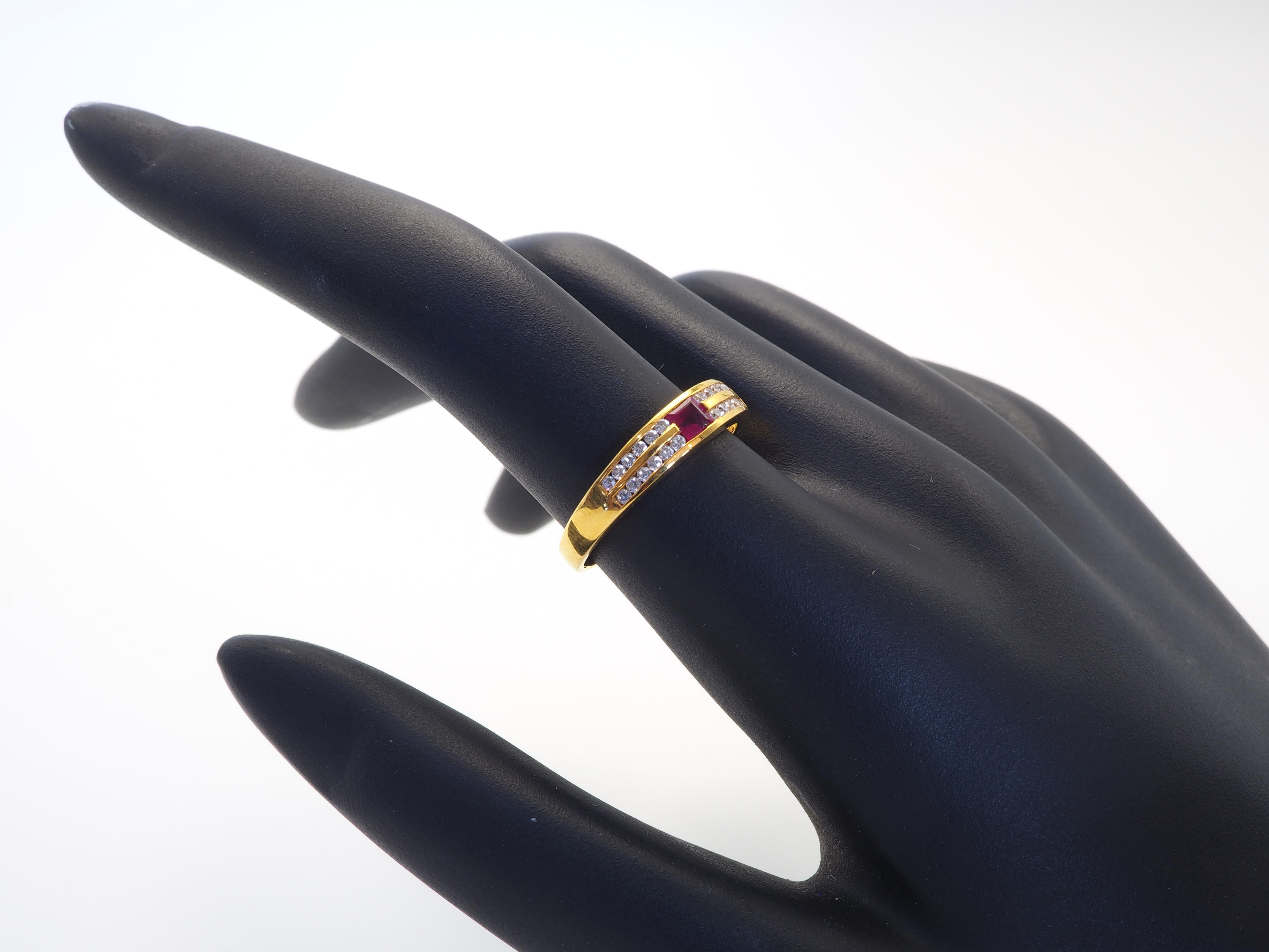 18K Gold 0,29ct Quadratischer Rubin & 0,20ct Diamant Contemporary Band Ring für Damen oder Herren im Angebot