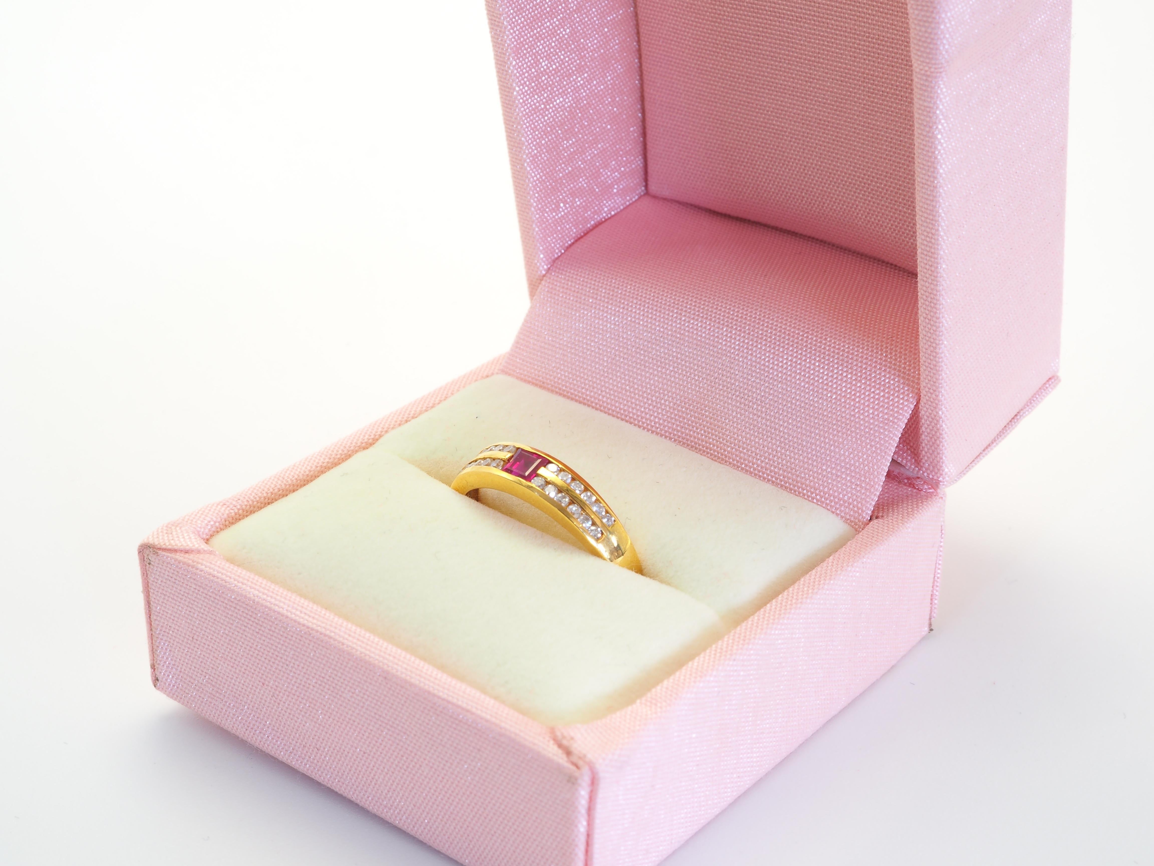 18K Gold 0,29ct Quadratischer Rubin & 0,20ct Diamant Contemporary Band Ring im Angebot 1