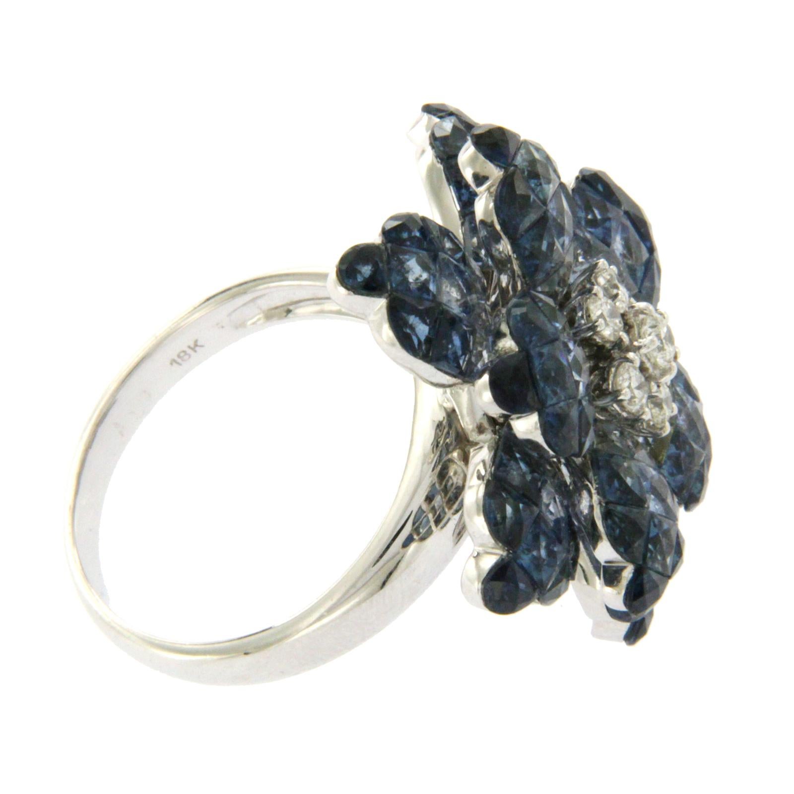 18k Gold 0.37 Ct Diamonds & Invisible 13.90 Ct Blue Sapphire Flower Ring In New Condition For Sale In Los Angeles, CA