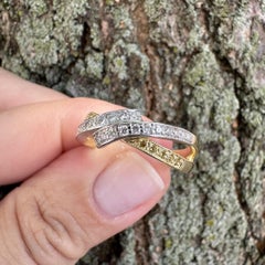 Anello a fascia incrociata in oro 18 carati con diamanti gialli e bianchi “Fancy” per un totale di 0,41 carati