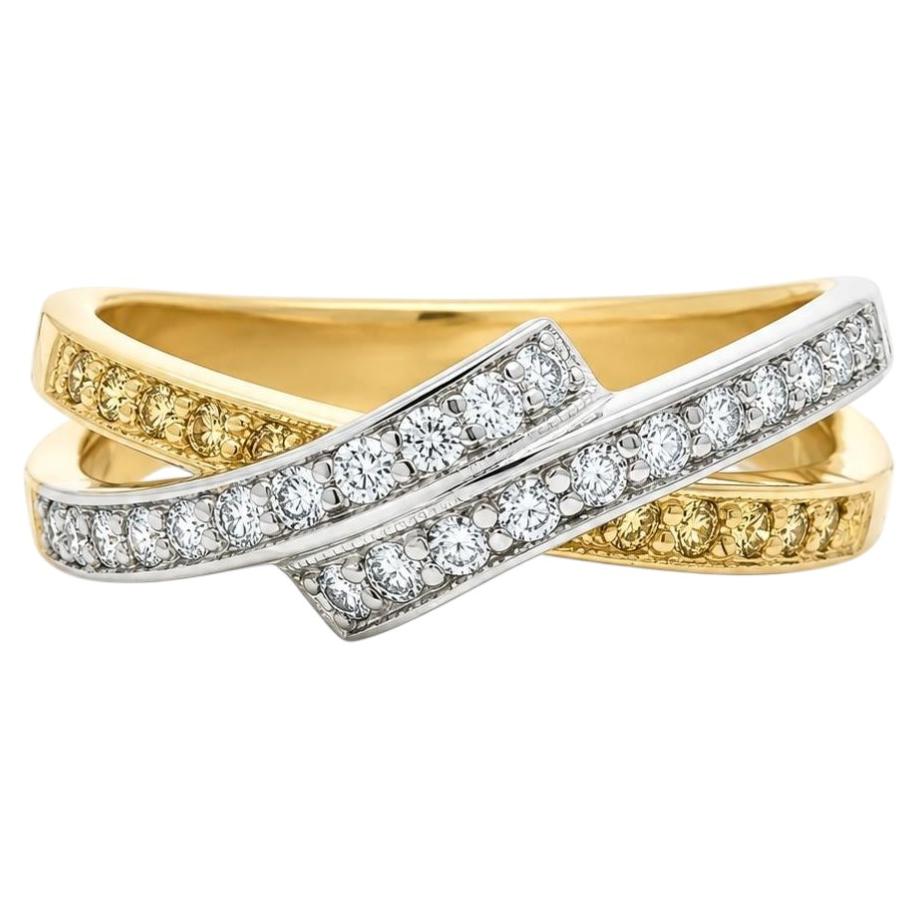 Bague à anneaux entrecroisés en or 18 carats, sertie de diamants jaunes et blancs « Fancy » d'un poids total de 0,41 carat