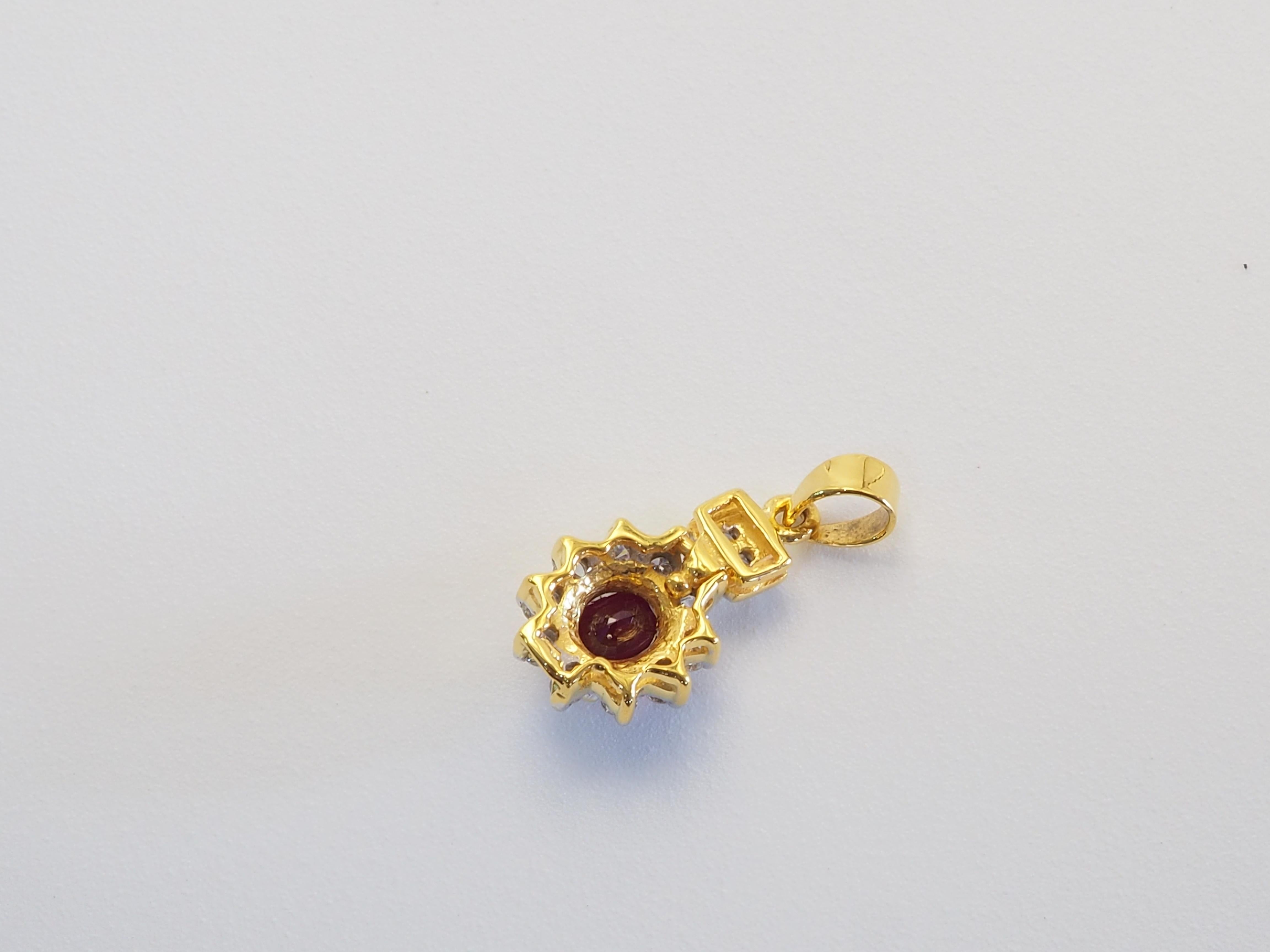 Un ciondolo da cocktail bello e di qualità. Questo bellissimo pezzo è realizzato nel nostro laboratorio con oro giallo massiccio a 18 carati e la parte anteriore rivestita in oro bianco. Il pezzo è impreziosito da uno splendido rubino ovale ben