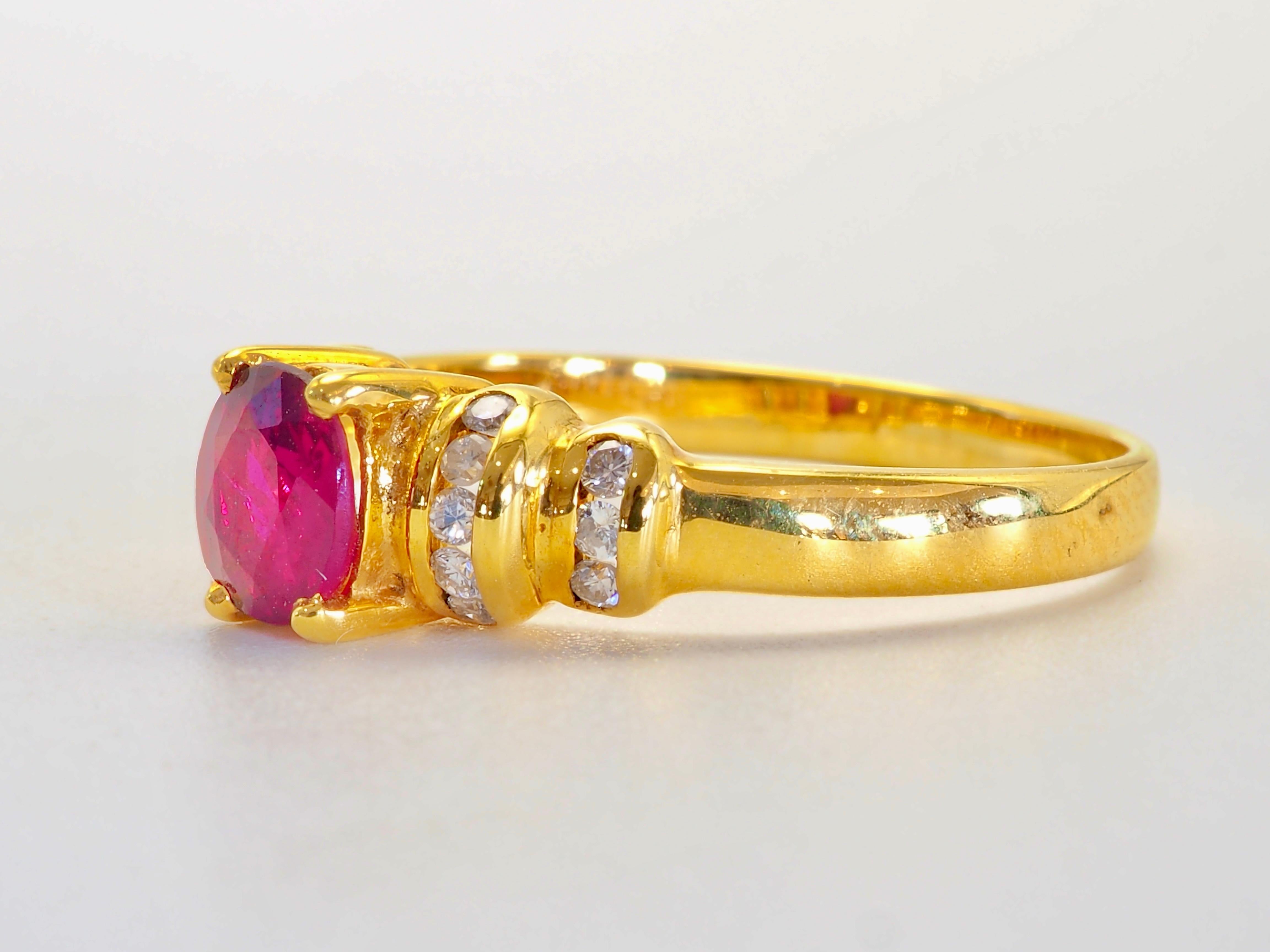 Este maravilloso anillo ostenta un rubí rojo intenso de corte ovalado de 0,50 quilates procedente de Tailandia. El impresionante rubí de talla ovalada es en su mayor parte claro y refractivo, y está engastado en medio de diamantes brillantes de