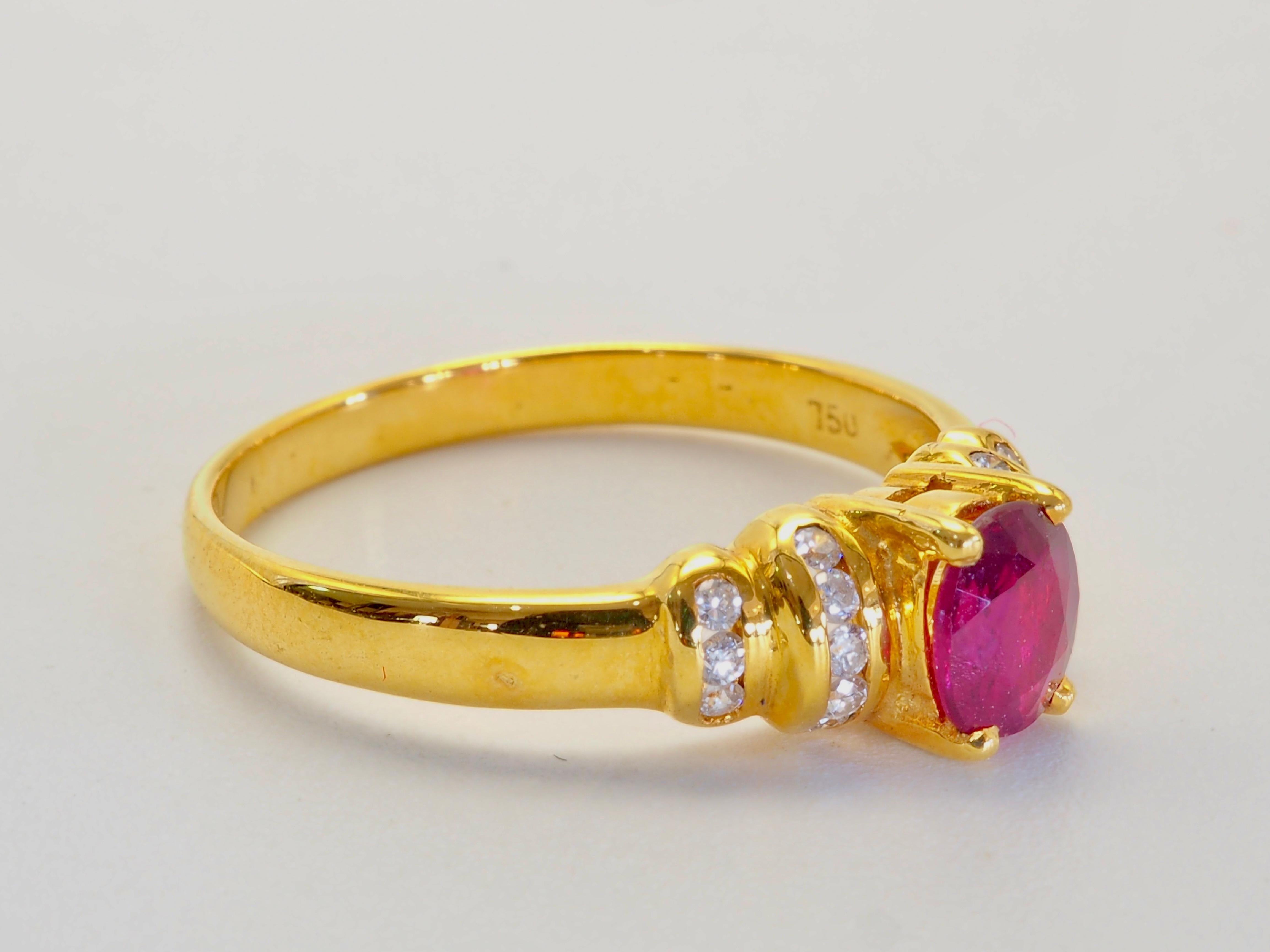 Anillo fino de oro de 18 quilates con rubí tailandés ovalado de 0,50 ct y diamante de 0,12 ct en Nuevo estado para la venta en เกาะสมุย, TH