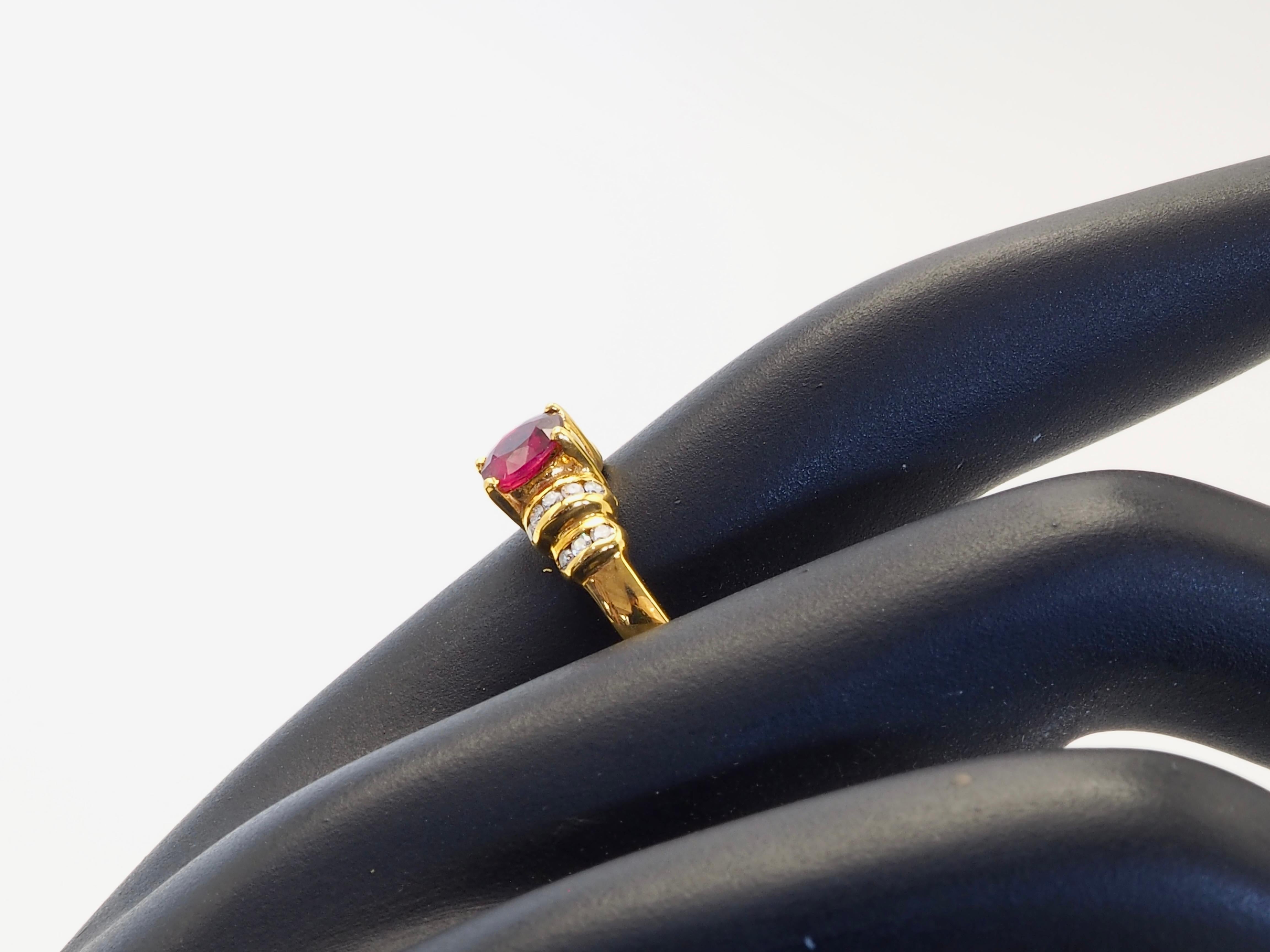 Anillo fino de oro de 18 quilates con rubí tailandés ovalado de 0,50 ct y diamante de 0,12 ct en venta 1