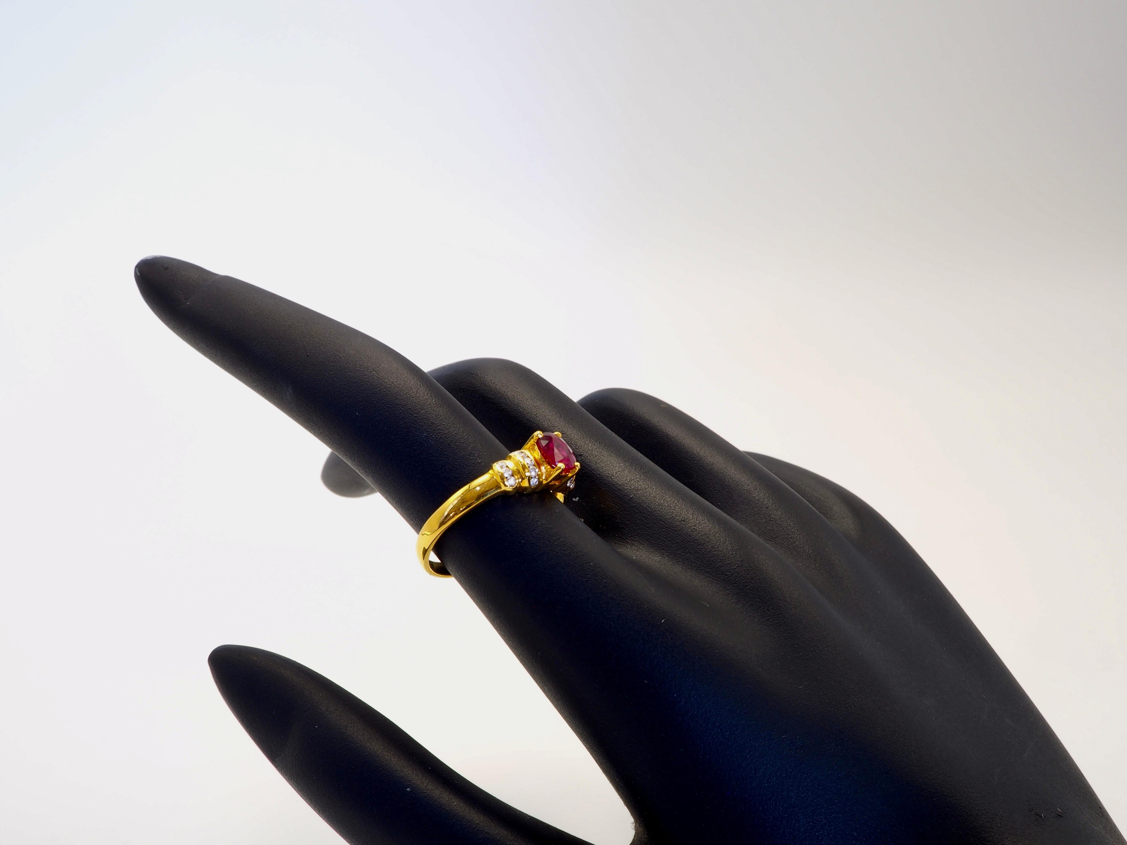 Anillo fino de oro de 18 quilates con rubí tailandés ovalado de 0,50 ct y diamante de 0,12 ct en venta 2