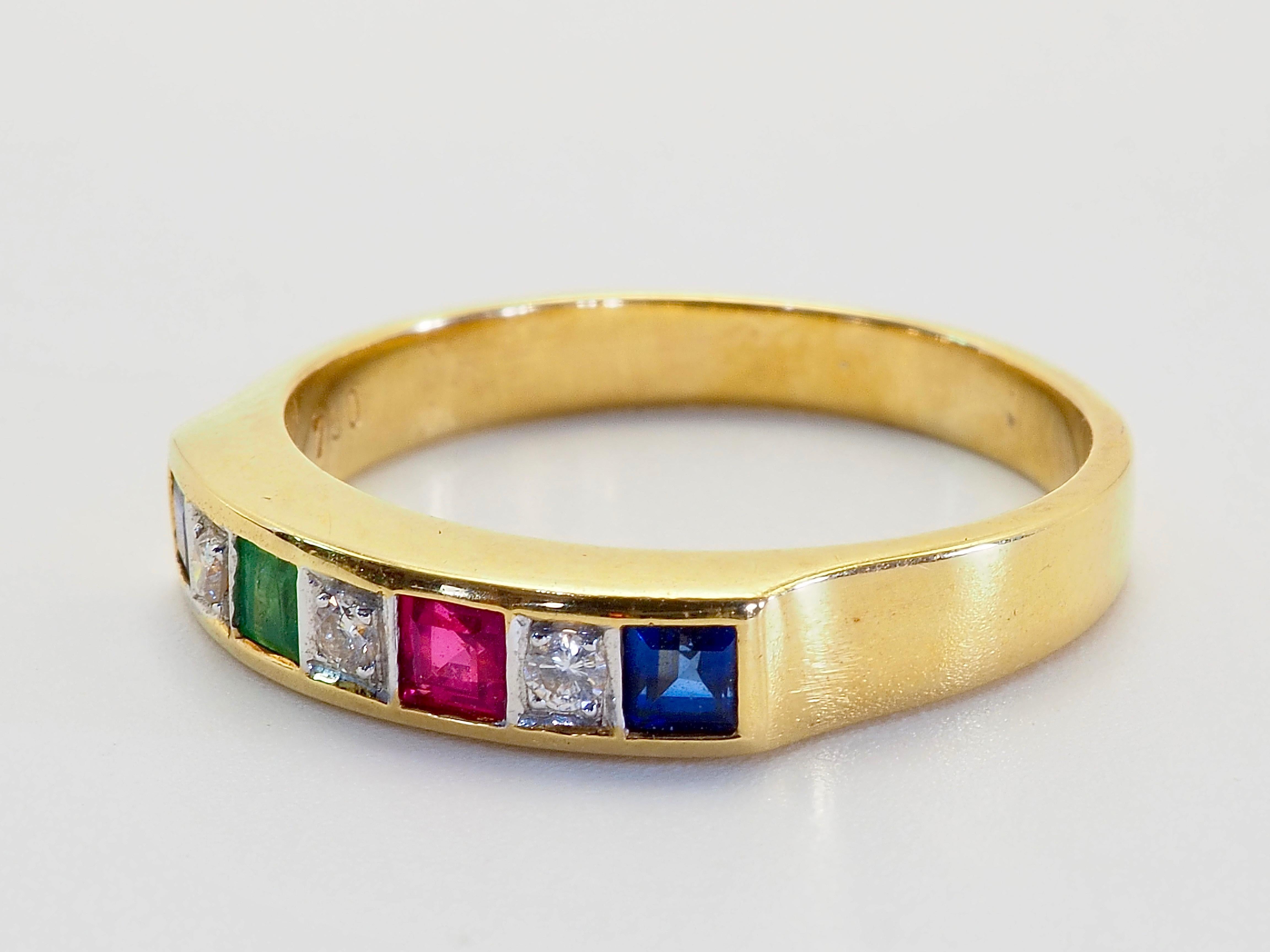 Ein wunderschöner Luxus-Ring im Vintage-Stil, der für alle Geschlechter geeignet ist. Dieser Ring hat schöne hoch gesättigte Farben von 1 quadratischen grünen Smaragd, 2 quadratischen blauen Saphiren und 1 quadratischen lebhaften roten Rubin, plus 3
