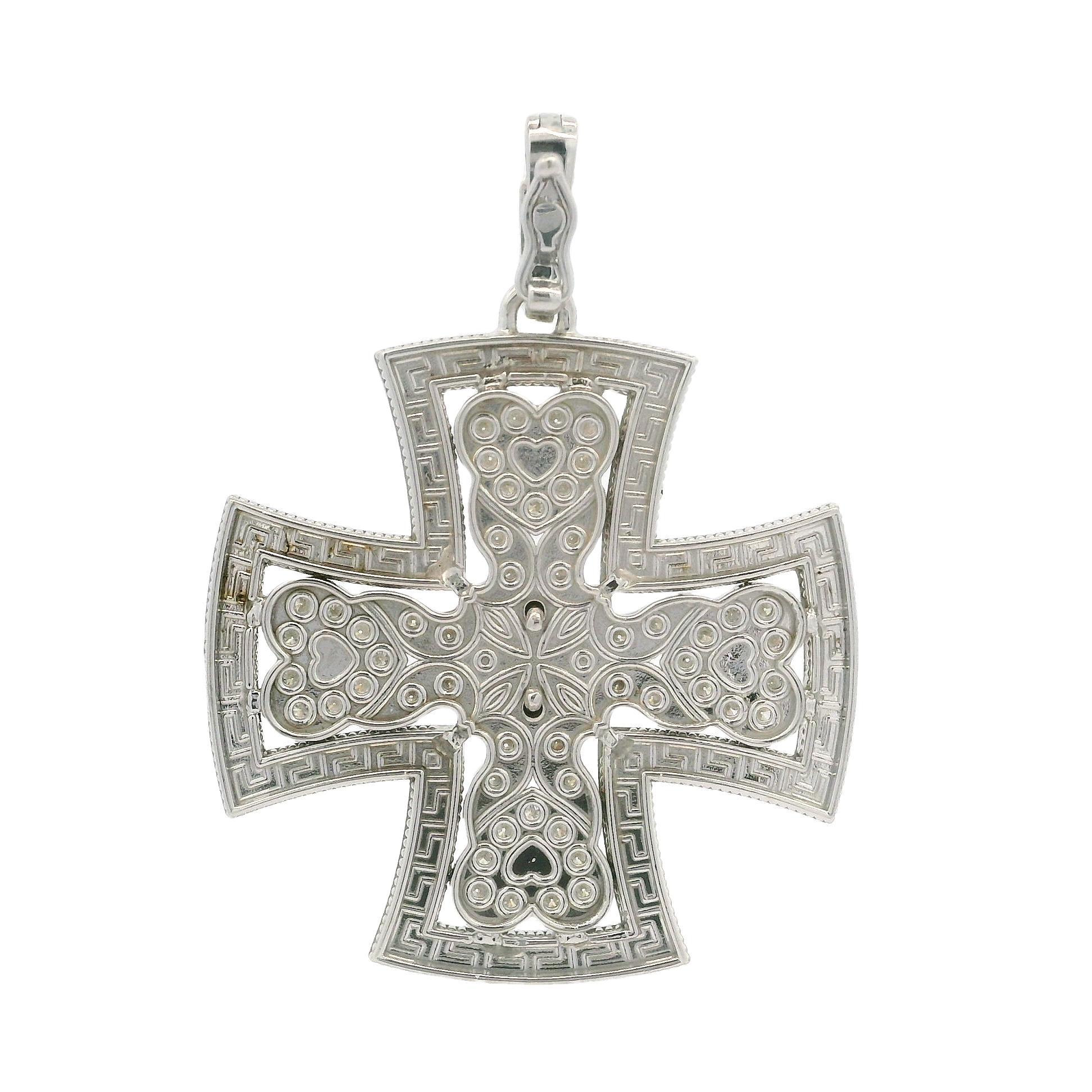 Taglio brillante Ciondolo con croce maltese in oro 18k da 0,50 carati con cuori e chiavi greche in vendita