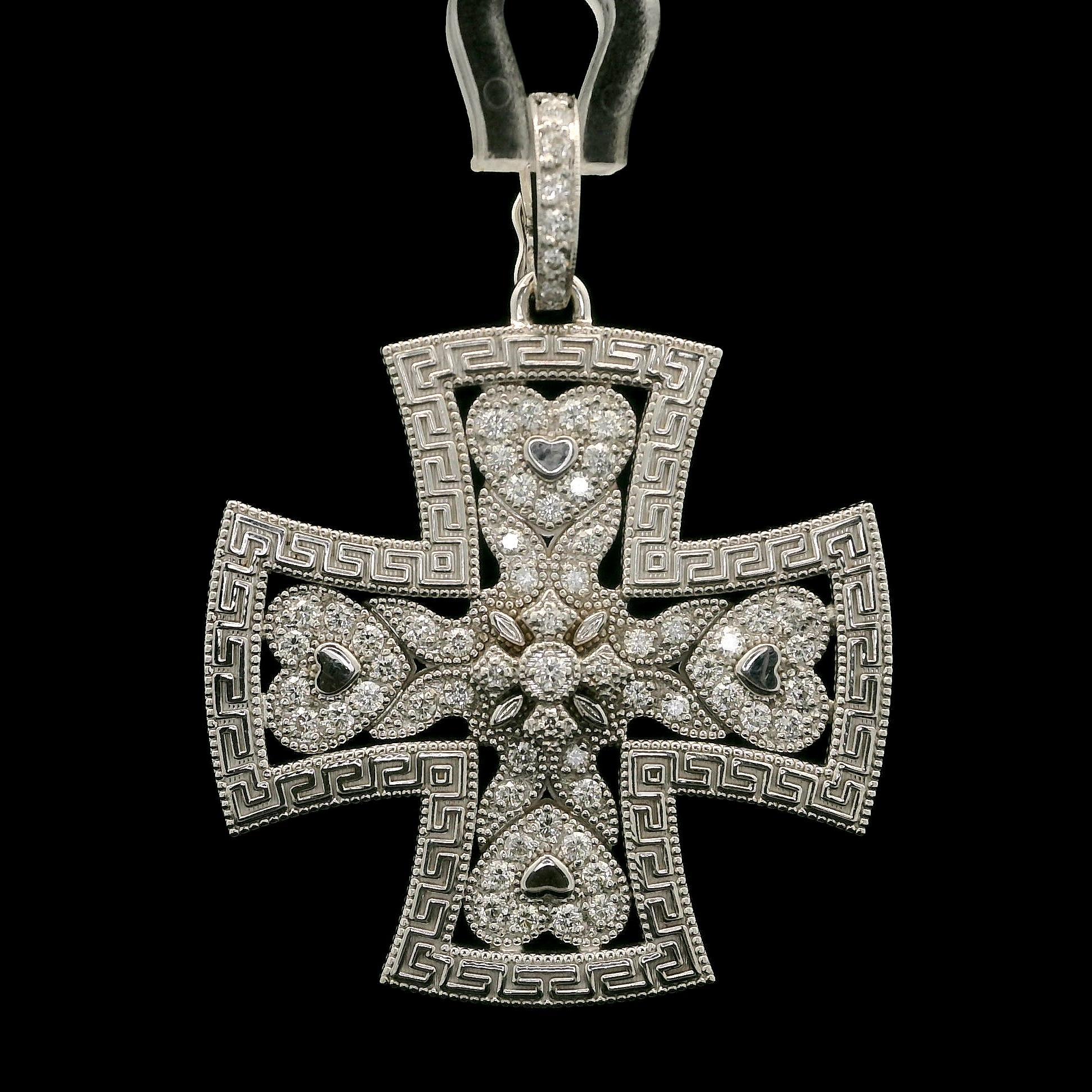 Ciondolo con croce maltese in oro 18k da 0,50 carati con cuori e chiavi greche In condizioni ottime in vendita a Montclair, NJ