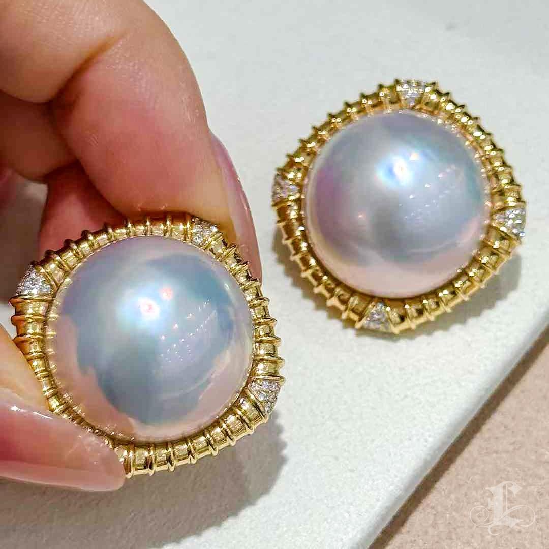 PSL Certified 20mm Aurora Mabe Pearl Sun Halo Earrings in 18K Gold In New Condition In New York, NY
